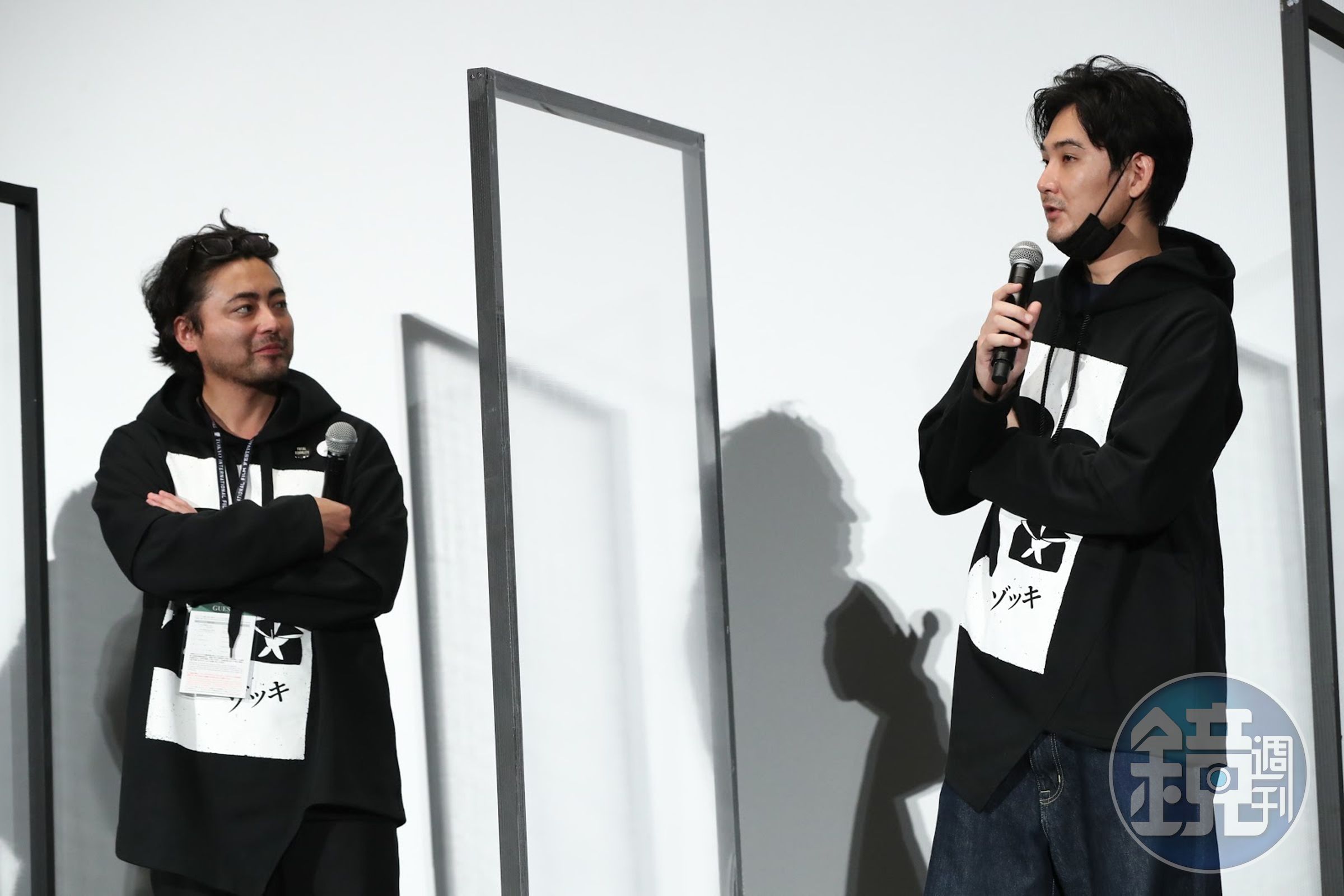 松田龍平（右）爆料山田孝之在片場經常看著他呵呵笑。（2020 TIFF提供）