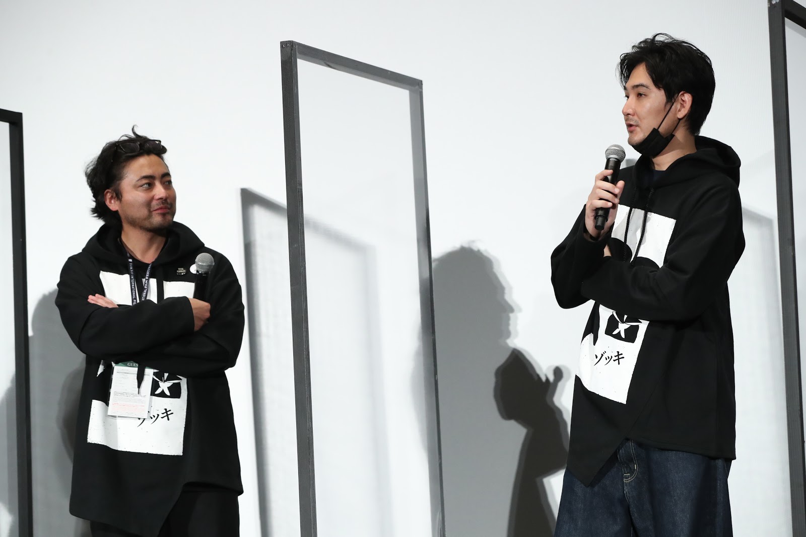 松田龍平（右）爆料山田孝之在片場經常看著他呵呵笑。（2020 TIFF提供）