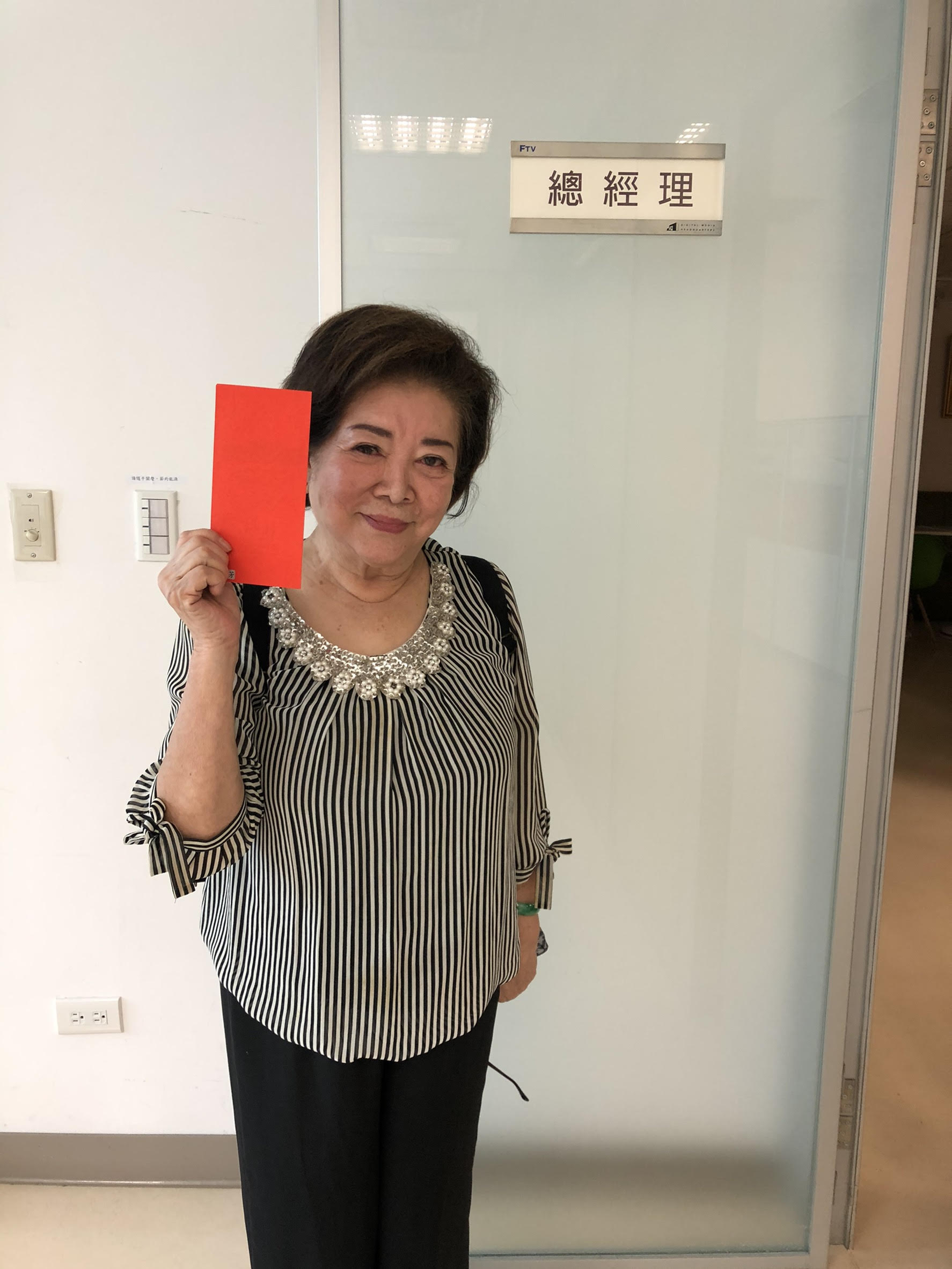 陳淑芳回民視發紅包。（民視提供）