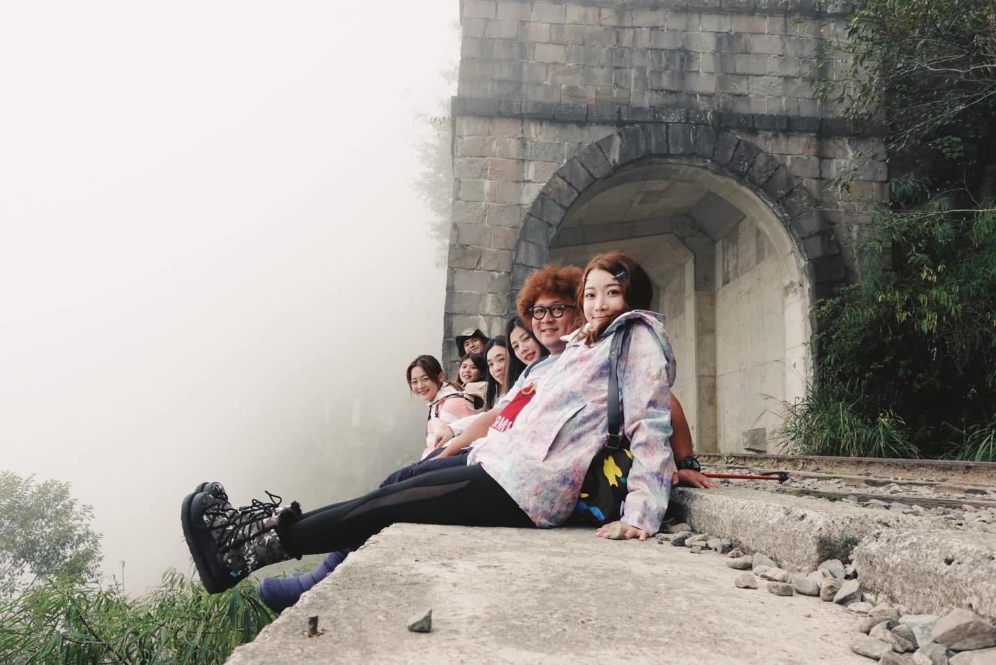 納豆(右二)與女友依依(右一)穩定交往,兩人前一陣子還跟朋友去了阿里山眠月線。(翻攝自納豆臉書)