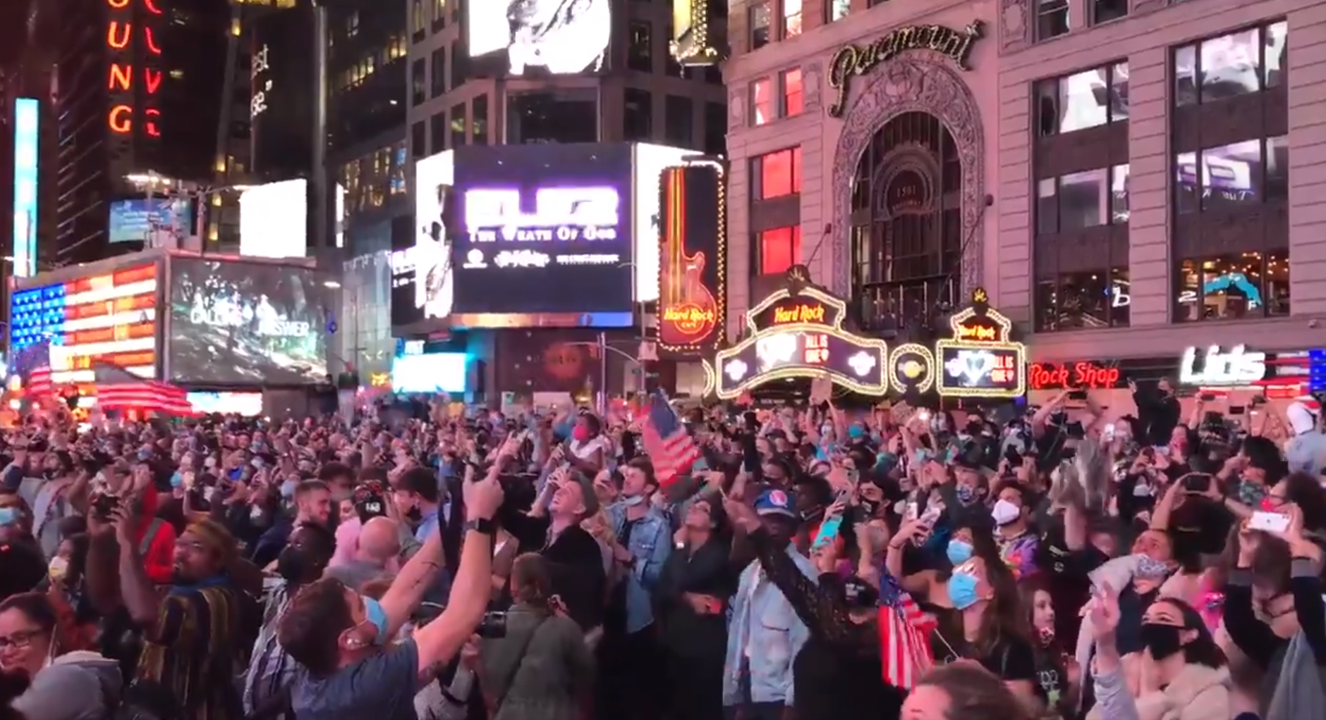 美國紐約時代廣場湧入民眾歡慶拜登勝選，不過卻被發現並未戴口罩及遵循社交距離。（翻攝自Mark D. Levine推特）