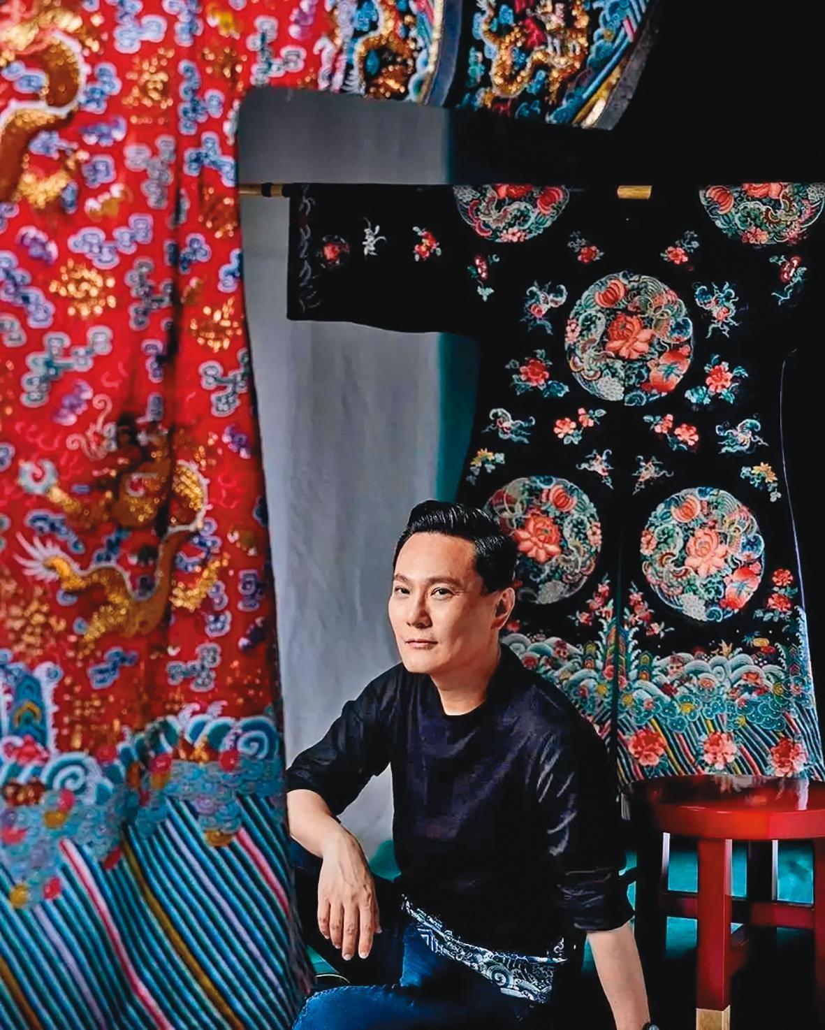 張信哲是骨董大收藏家，珍藏不少清代刺繡。（翻攝自張信哲臉書）