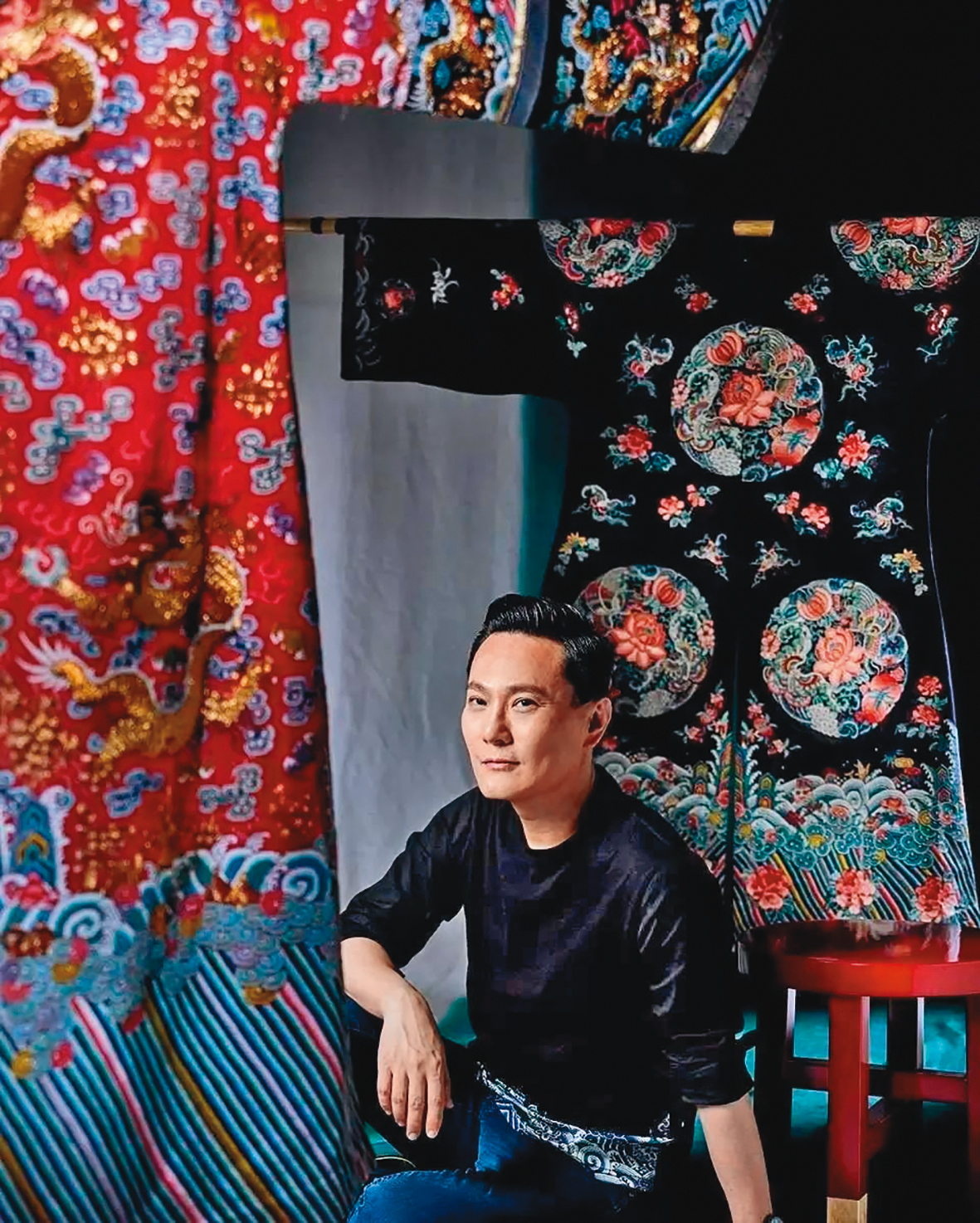 張信哲是骨董大收藏家,珍藏不少清代刺繡。(翻攝自張信哲臉書)