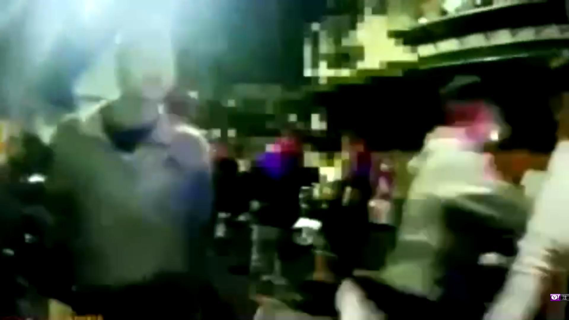 互看不順眼的木工吳男與水果行員工邱男持甩棍互毆。(警方提供)