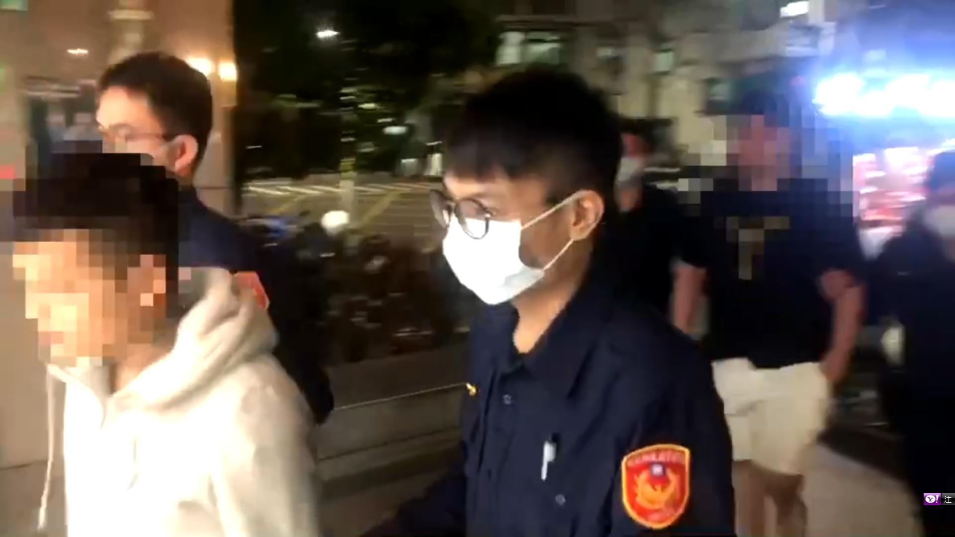 警方將2人查扣甩棍並依社維法移送裁罰。(警方提供)