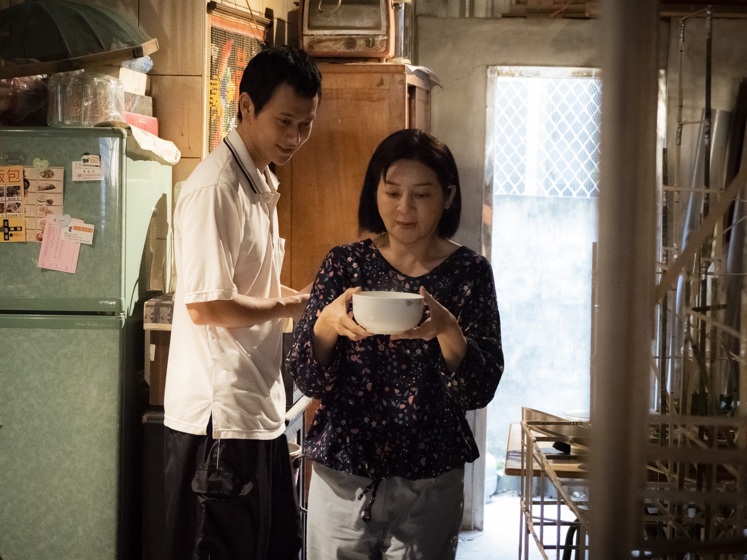 王彩樺（右）可以從「台灣濱崎步」秒變溫柔婉約的婦女，與劉冠廷飾演的閉結在婚姻介紹所相親結識。（甲上）