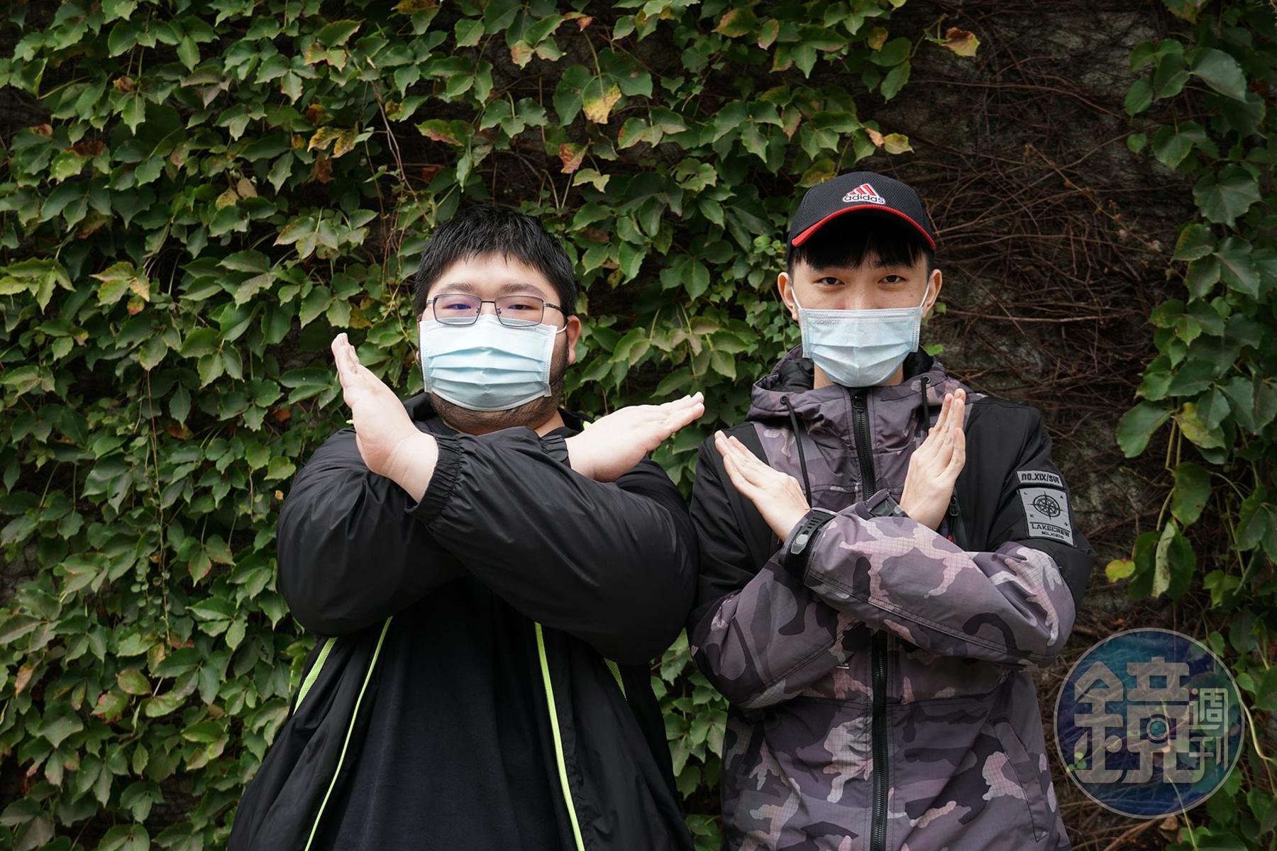 搶得頭香的張先生(左)、第二名的黃先生(右),都是Xbox主機的死忠玩家;張先生從開始排隊到明日凌晨拿到主機,約耗時28小時。