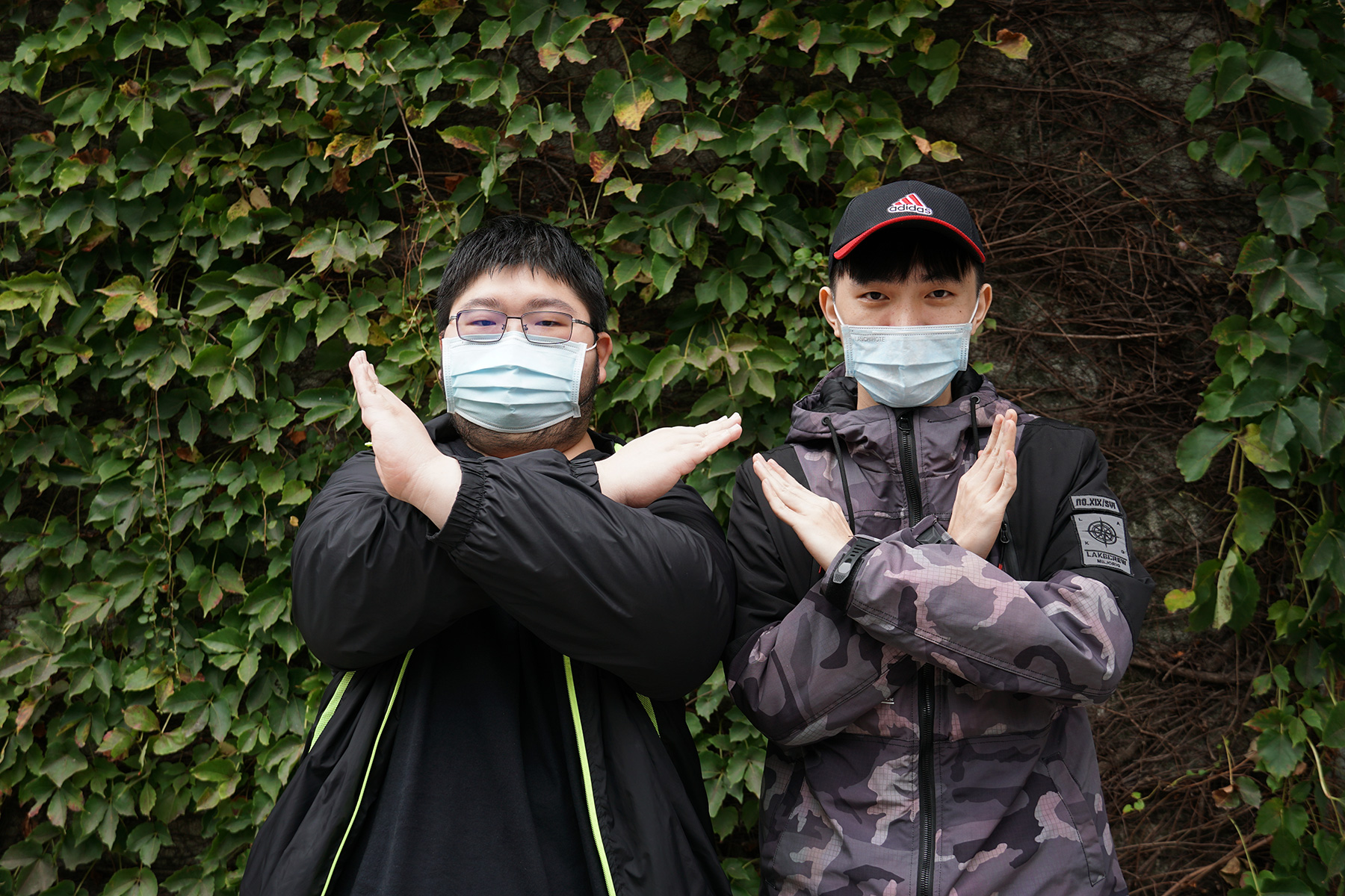 搶得頭香的張先生（左）、第二名的黃先生（右），都是Xbox主機的死忠玩家；張先生從開始排隊到明日凌晨拿到主機，約耗時28小時。