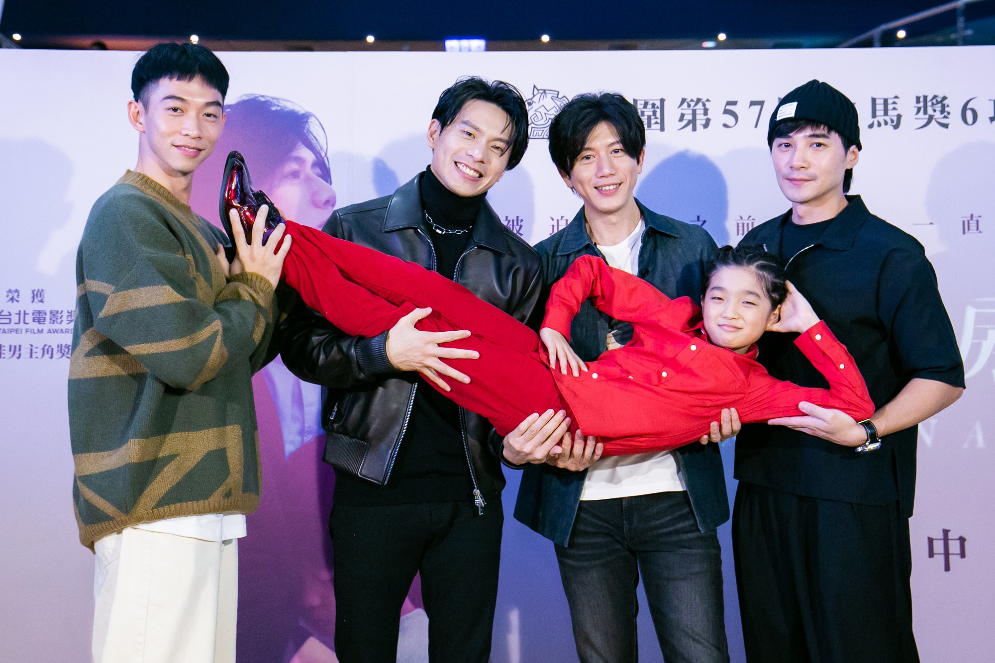 《親愛的房客》5位演員王可元、姚淳耀、莫子儀、是元介及白潤音終於合體，一起為電影宣傳。（牽猴子）