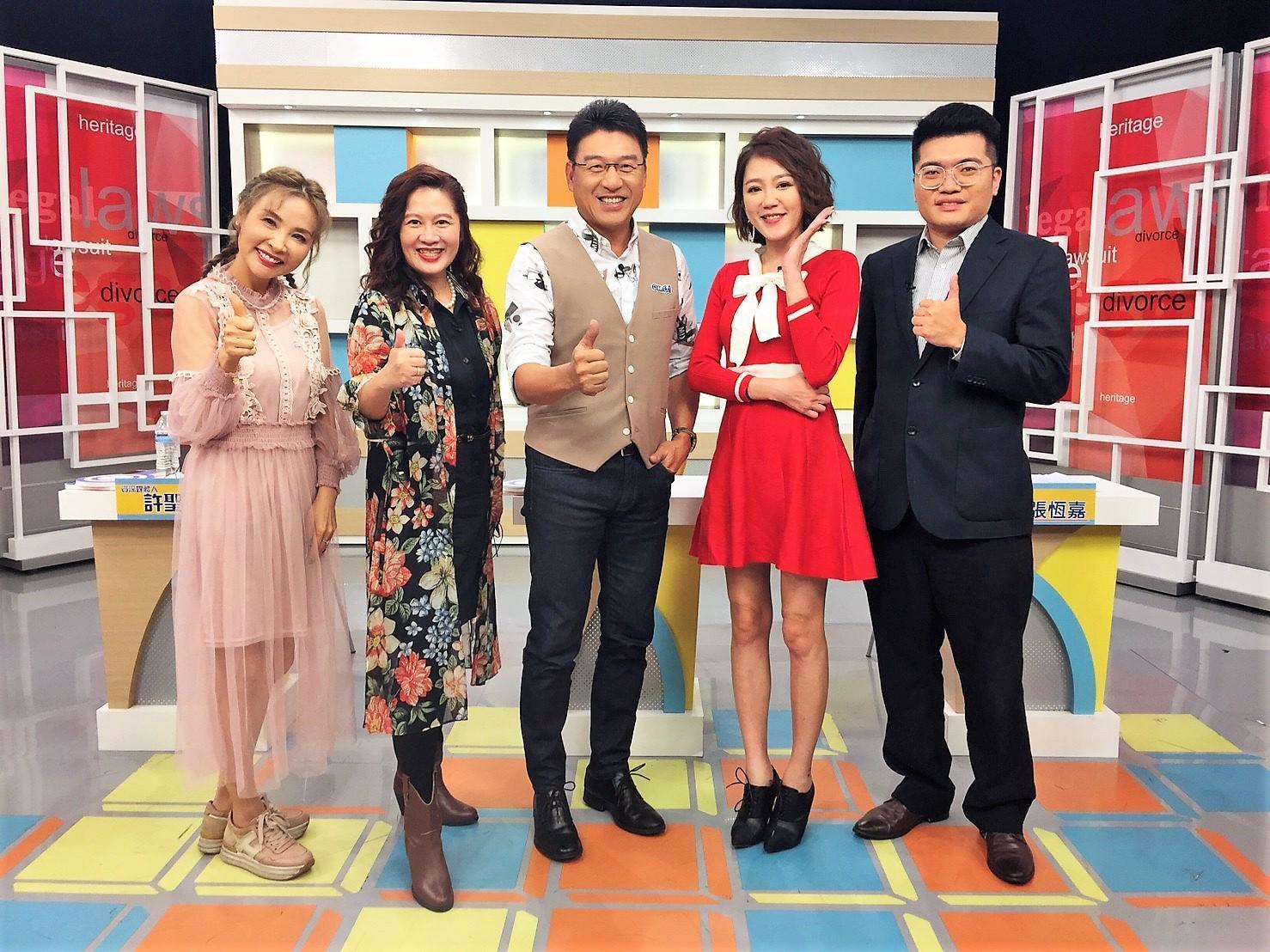 裴琳(右二)上《震震有詞》坦言回想過去吸毒、自殘種種荒唐行徑,感謝一路走來許多貴人給予幫助。(和展影視提供)