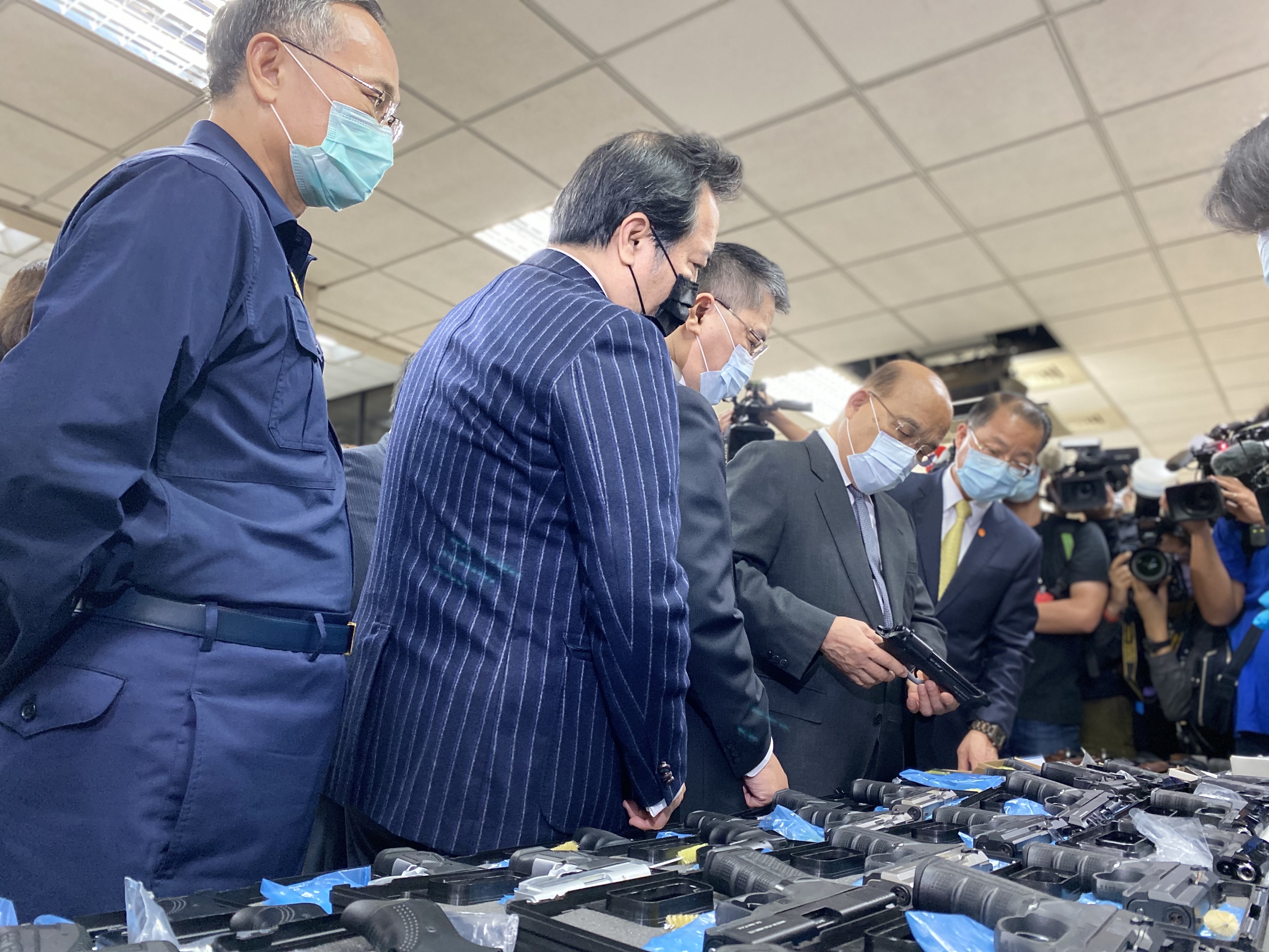 警方查獲史上最多的10萬顆子彈，藏在進口的不定向飛靶中。（刑事局提供）