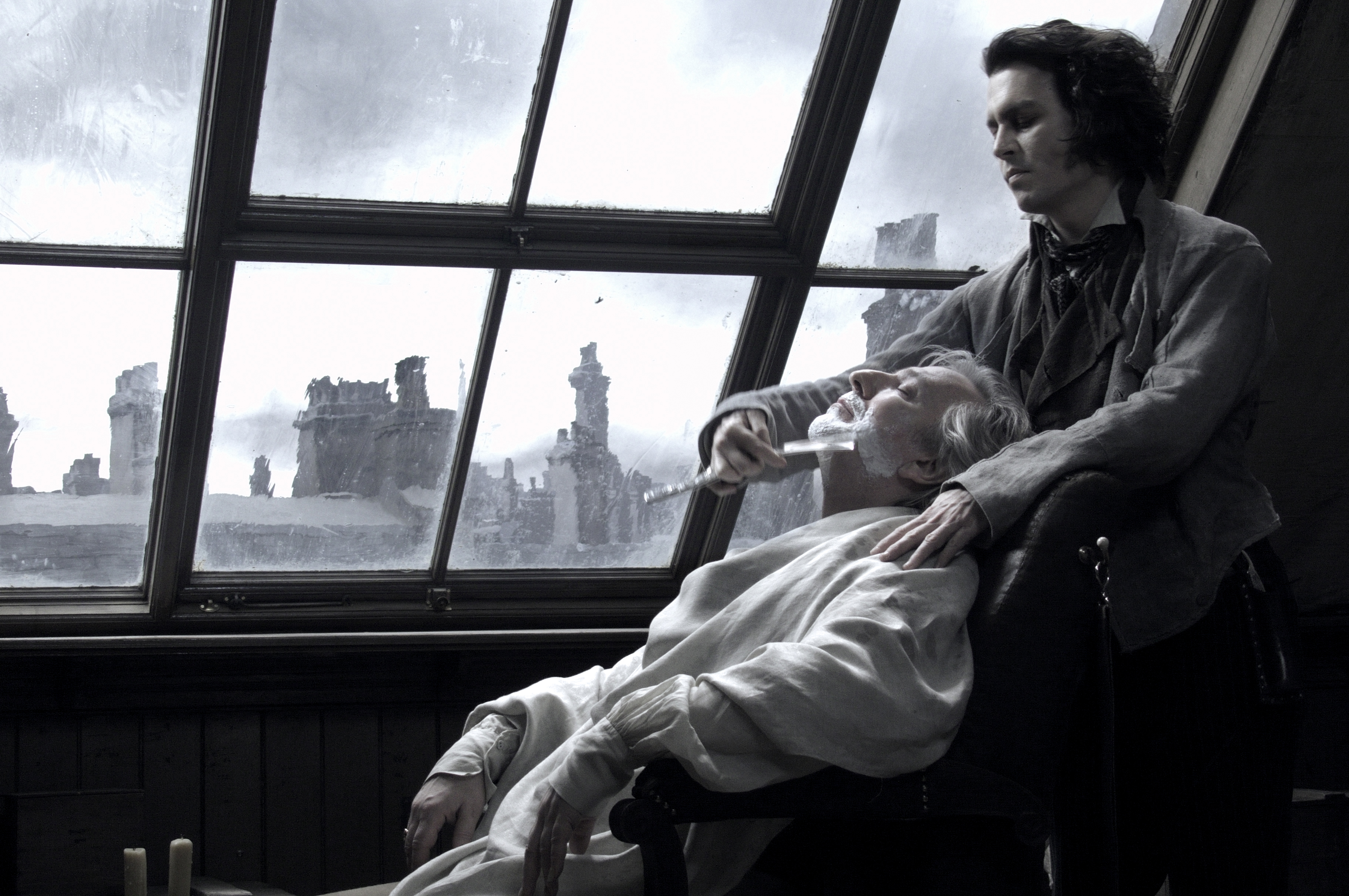 強尼戴普2007年的舊作《瘋狂理髮師》將重新上映，電影氣氛詭異陰沉，充滿割喉血腥。（聯影）