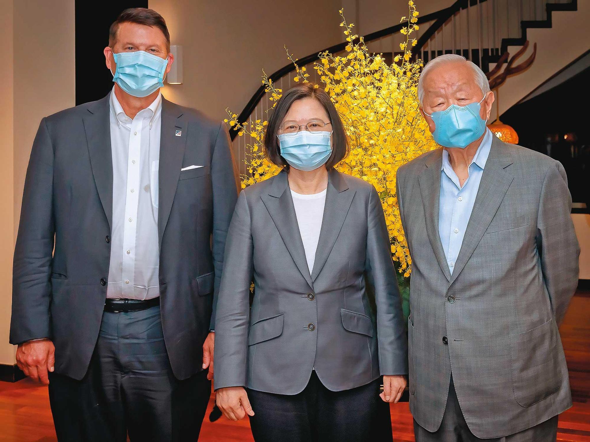 川普任內,台美關係升溫,蔡英文(中)9月曾宴請美國國務次卿柯拉克(左)及訪團,期許促進台美夥伴關係更友好。右為張忠謀。(總統府提供)