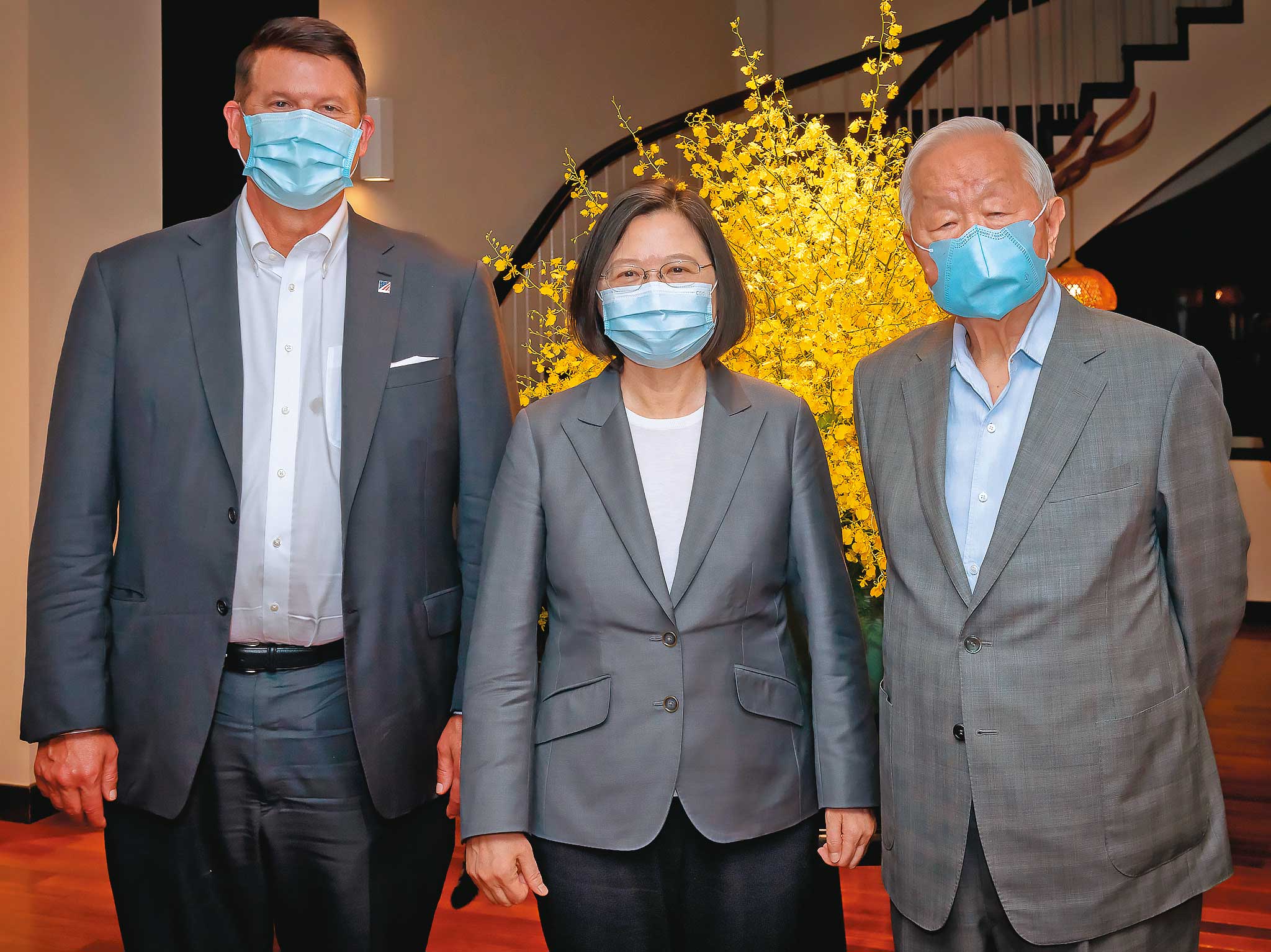 川普任內,台美關係升溫,蔡英文(中)9月曾宴請美國國務次卿柯拉克(左)及訪團,期許促進台美夥伴關係更友好。右為張忠謀。(總統府提供)