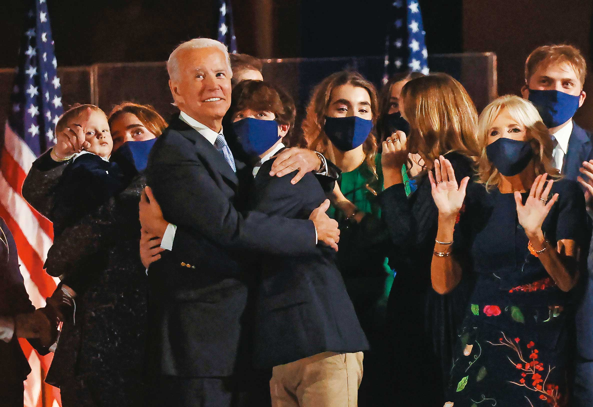 拜登從新聞媒體得知他贏得2020美國總統大選時，與家人相擁。（達志影像）