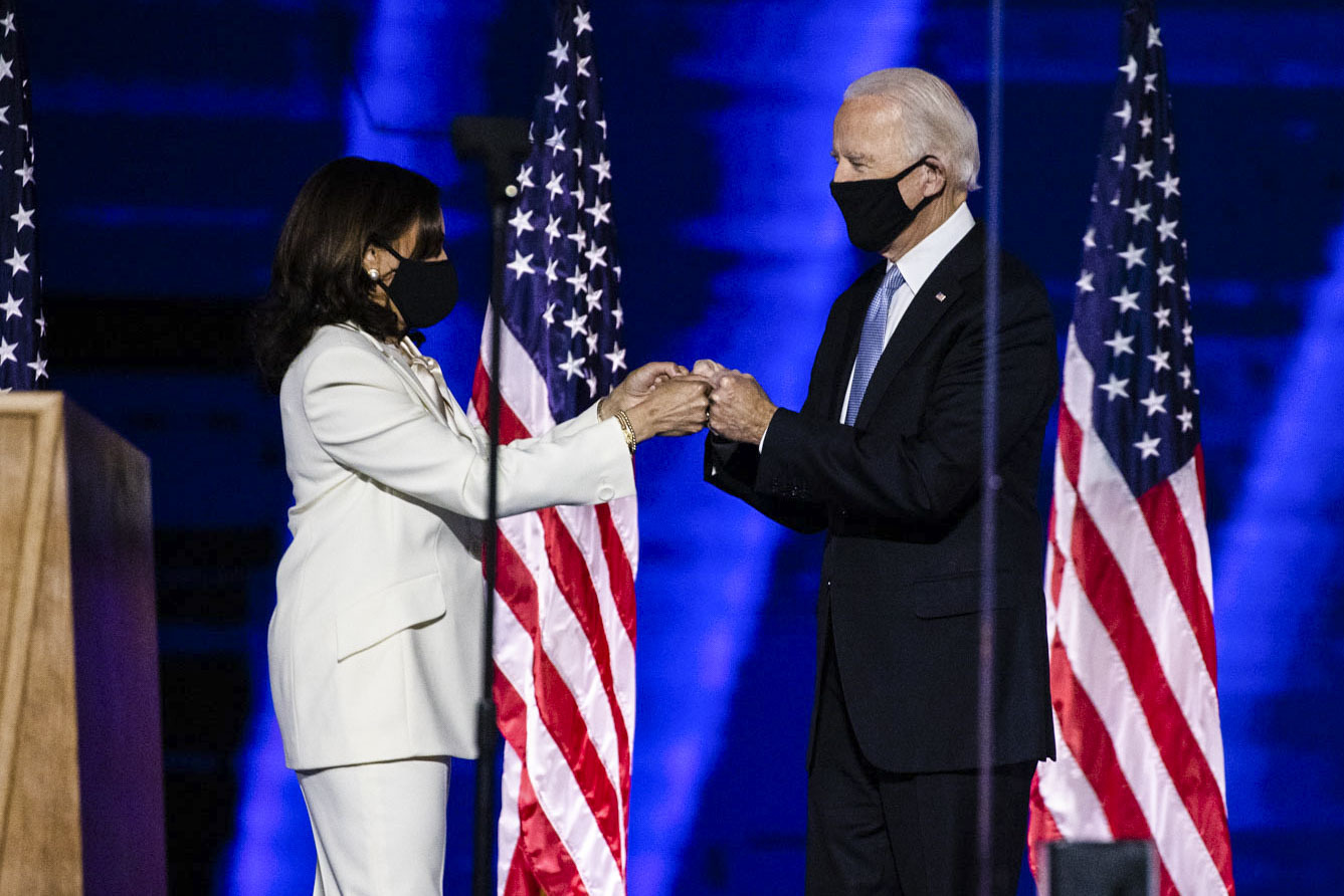 拜登與其副手賀錦麗昨（9日）開記者會表示，美國無法短時間廣發「新疫苗」，未來恐再失去20萬人性命。（翻攝自拜登推特）