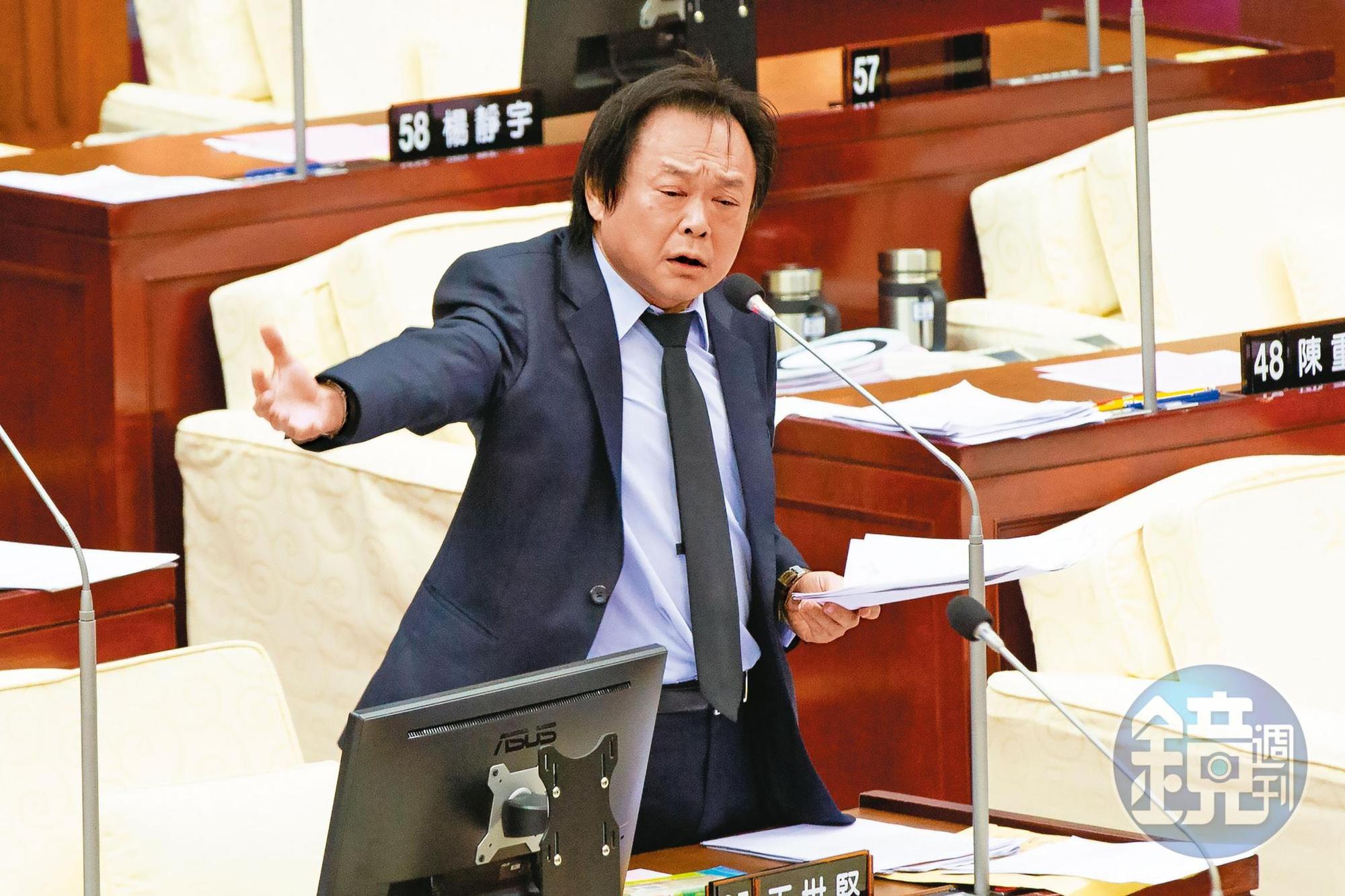 被封為「柯黑大魔王」的王世堅在市議會質詢時直批，北市府已成柯團隊的選舉培養皿。