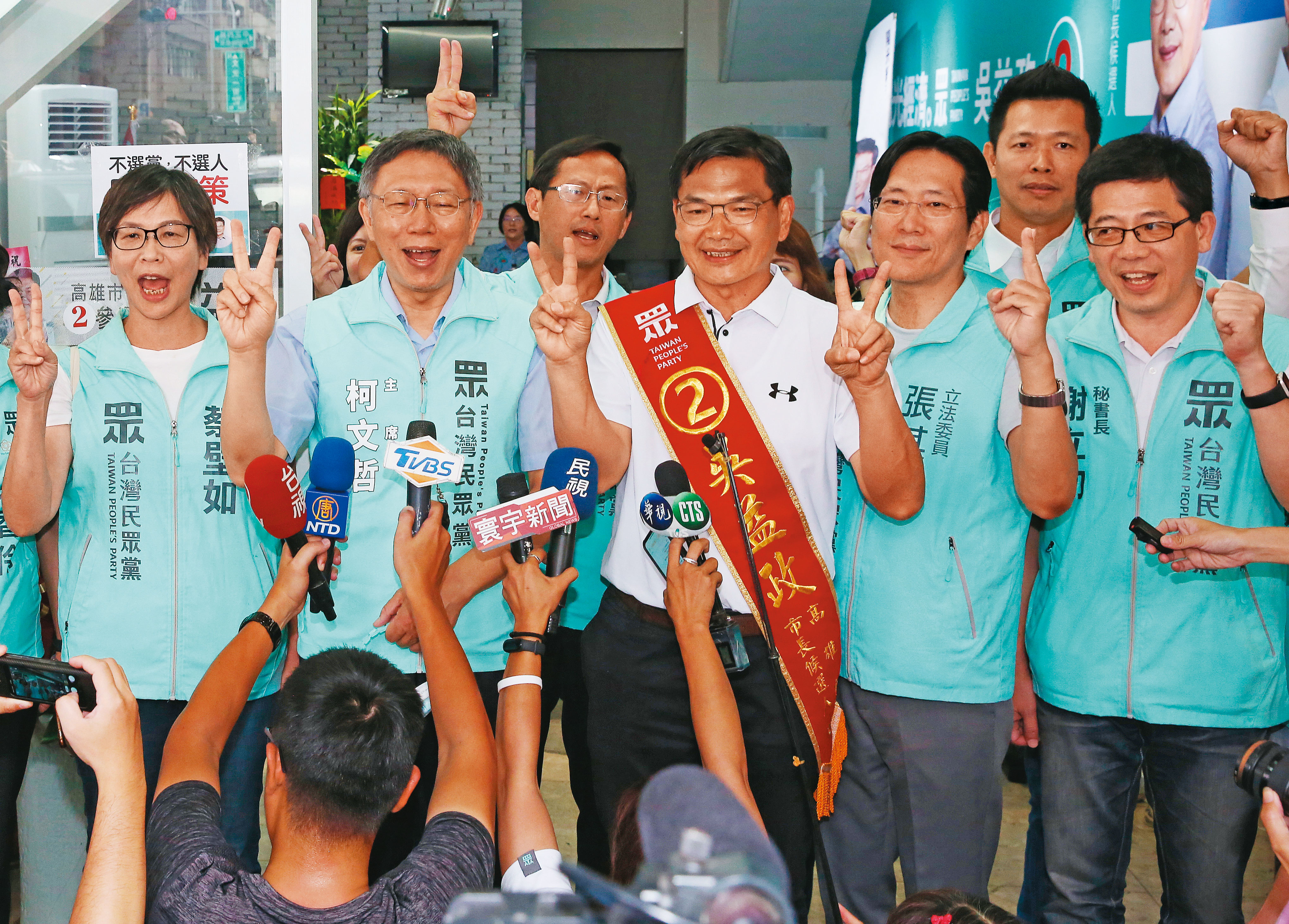 蔡壁如（左1）因高雄補選失利辭去民眾黨組織部主任，已漸淡出黨務核心，目前由祕書長謝立功（右1）兼掌組織部。