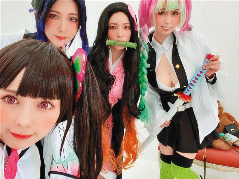 波多野結衣(左二)與閨密女優一起Cosplay《鬼滅之刃》,網友大讚「還原度超高」。