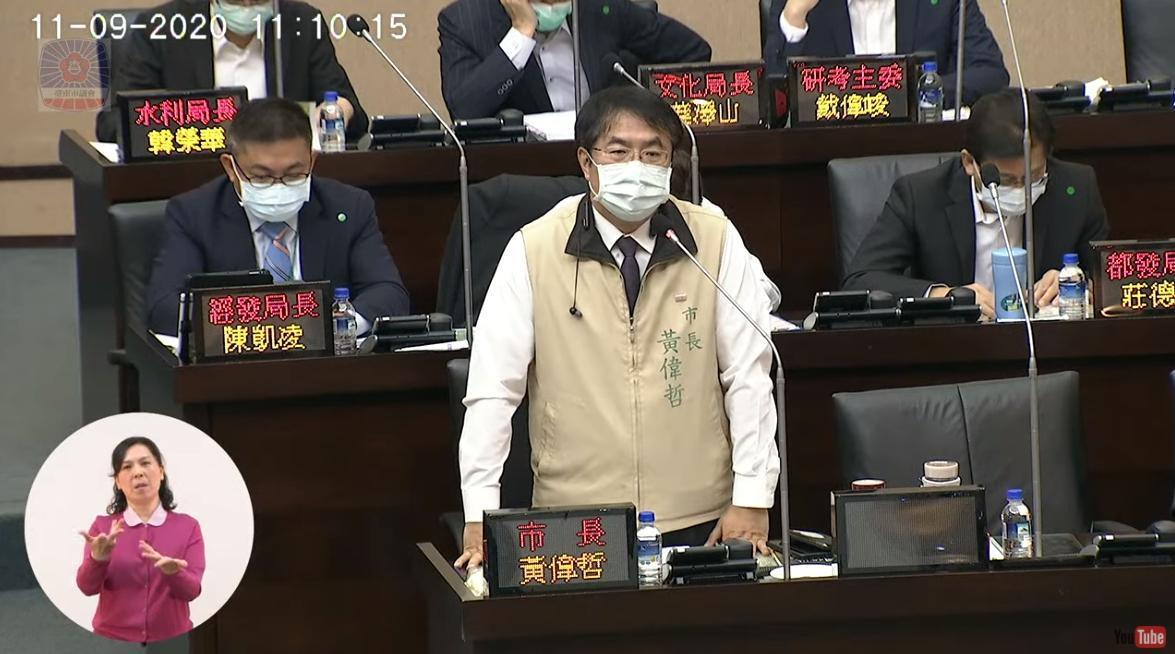 台南市長黃偉哲表態,主張馬國女大生命案凶嫌應判死,引發輿論爭議。(翻攝自台南市議會直播YouTube)