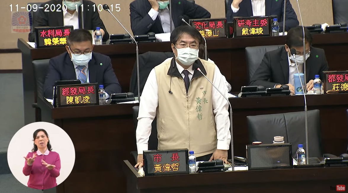 台南市長黃偉哲表態，主張馬國女大生命案凶嫌應判死，引發輿論爭議。（翻攝自台南市議會直播YouTube）