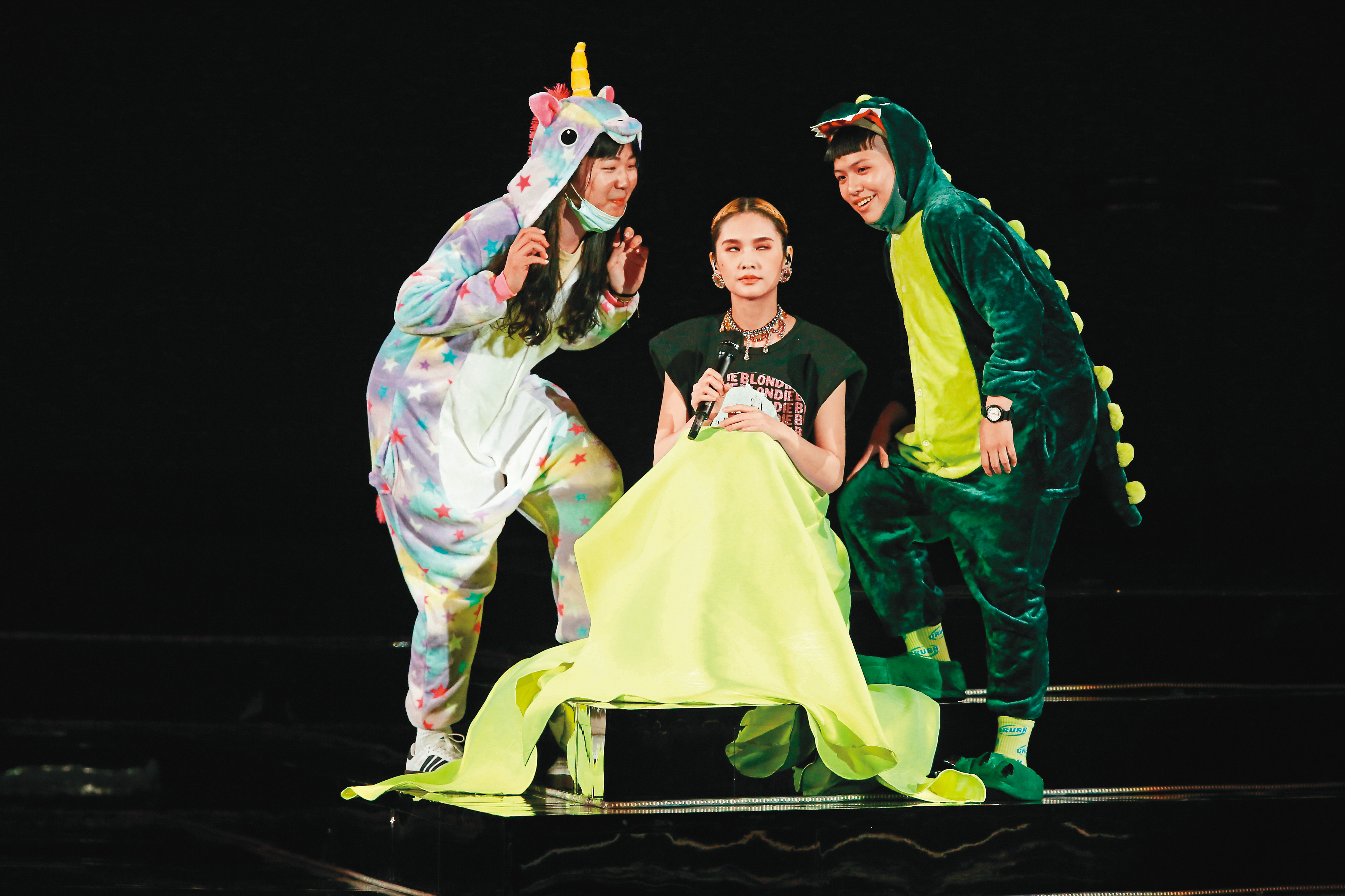 楊丞琳（中）看到偽蠟筆小新（右）忍不住白眼。