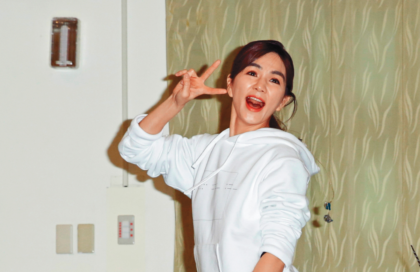 陳嘉樺擺出月野兔的俏皮比YA，請代替月亮來懲罰我喔！（←小編真抖M）