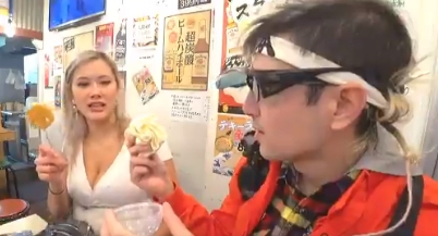 黃黃一坨就是實況主JapandyJones剛買到的「原味內褲」。（翻攝自MsNikitaTV推特）