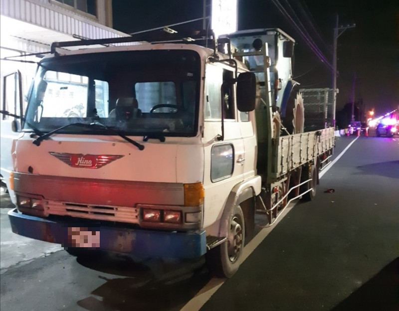 女警擦撞到違規停車的拖板車駕駛，倒地後遭後方來車輾斃。（翻攝畫面）