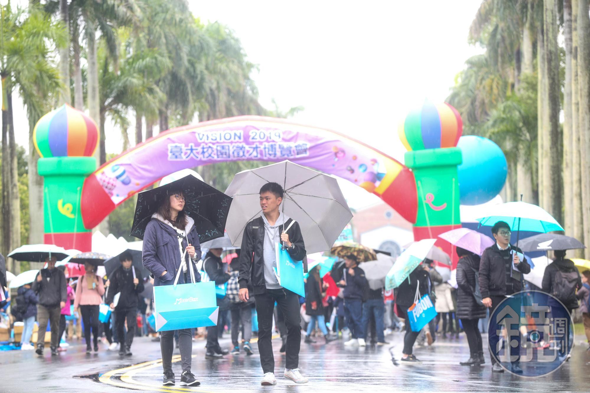 受疫情影響，醫療專業技術人員成為學士和碩士起薪最高職業類別，示意圖。（本刊資料照）