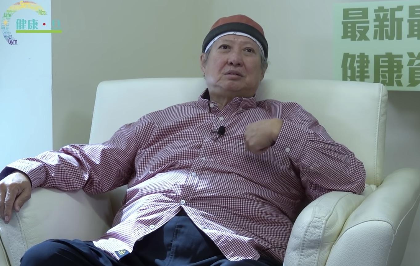 知名武打明星洪金寶近日流出「凸肚拄拐杖照」,引起許多粉絲關心。(翻攝健康旦 HiEggo頻道)