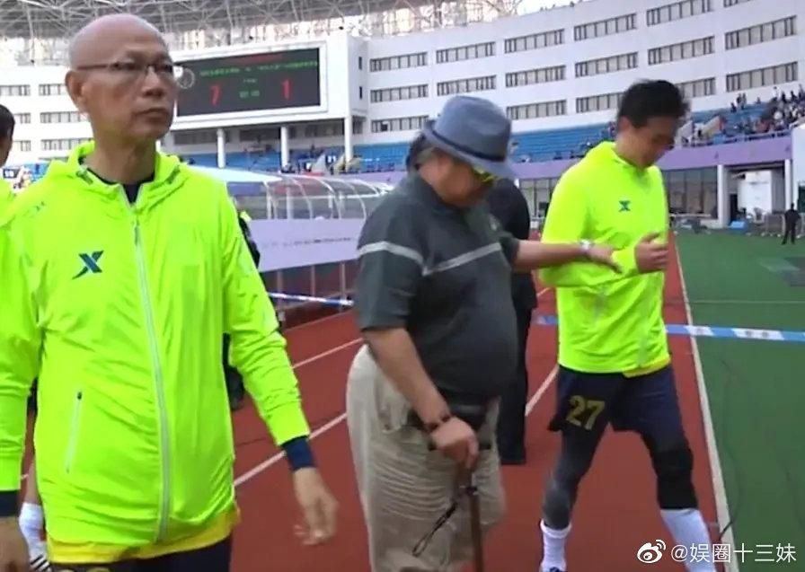 洪金寶日前出席兒子足球比賽,他在場邊拄拐杖移動的照片也隨之曝光。(翻攝微博)