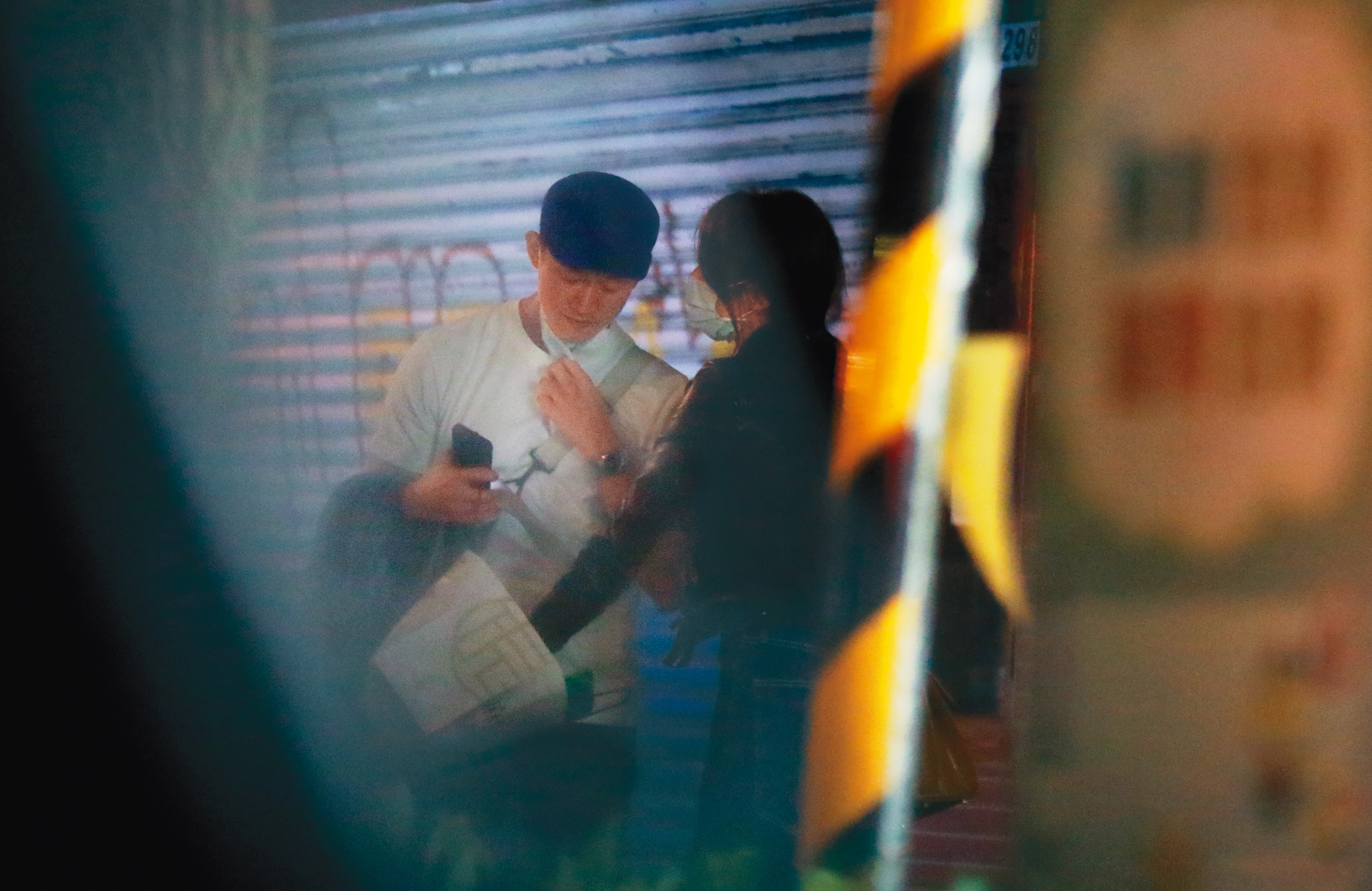 11月5日22：51，一舉一動都像熱戀男女，吳慷仁（左）與邵雨薇（右）準備搭計程車先回吳家。