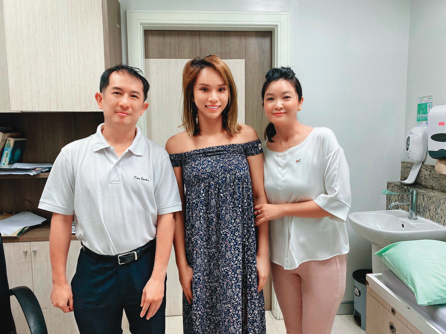 小A辣（中）在泰國變性手術後，和醫師（左）與代辦合照。（小A辣提供）