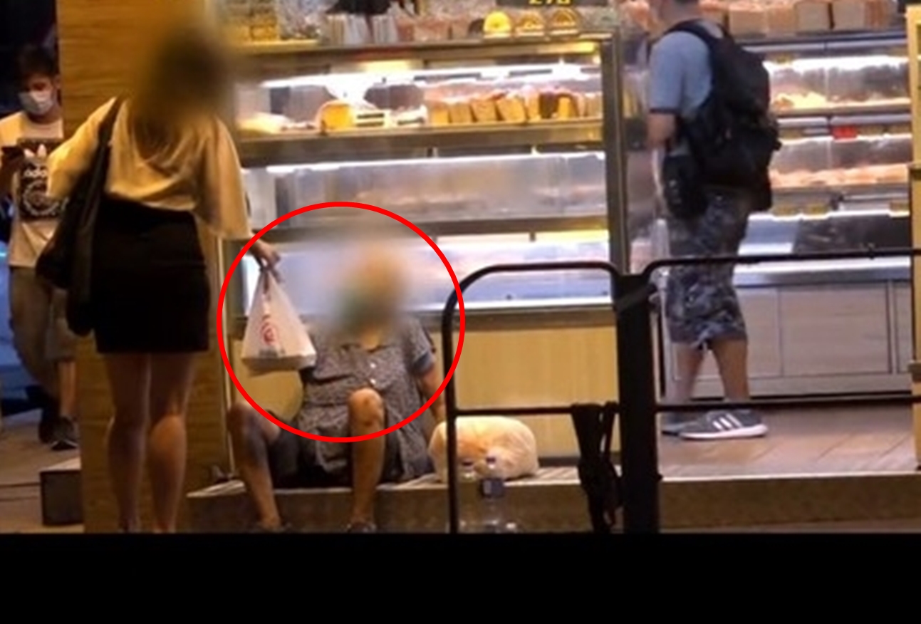 流落街頭的老婦人真實身分是「炒房大王」。（翻攝自節目畫面）