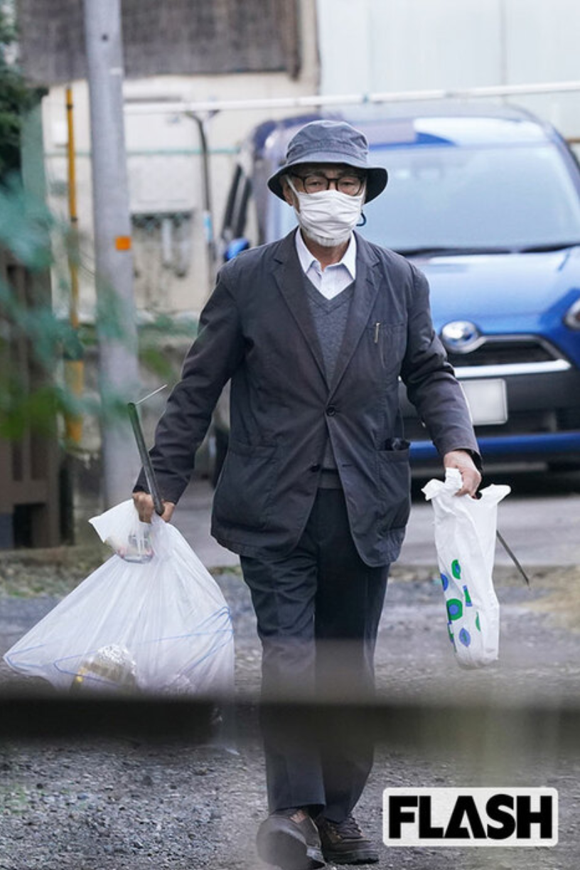 宮崎駿月初在住處附近撿垃圾，表示並沒有看過《鬼滅》。（翻攝自FLASH週刊）