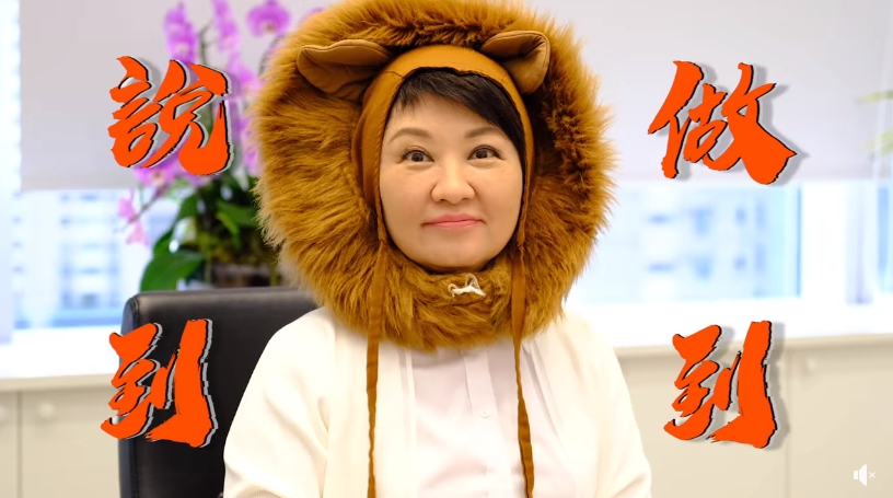 盧秀燕和賴清德打賭輸了，今日戴上獅子頭造型跑市政行程。（翻攝自盧秀燕臉書）