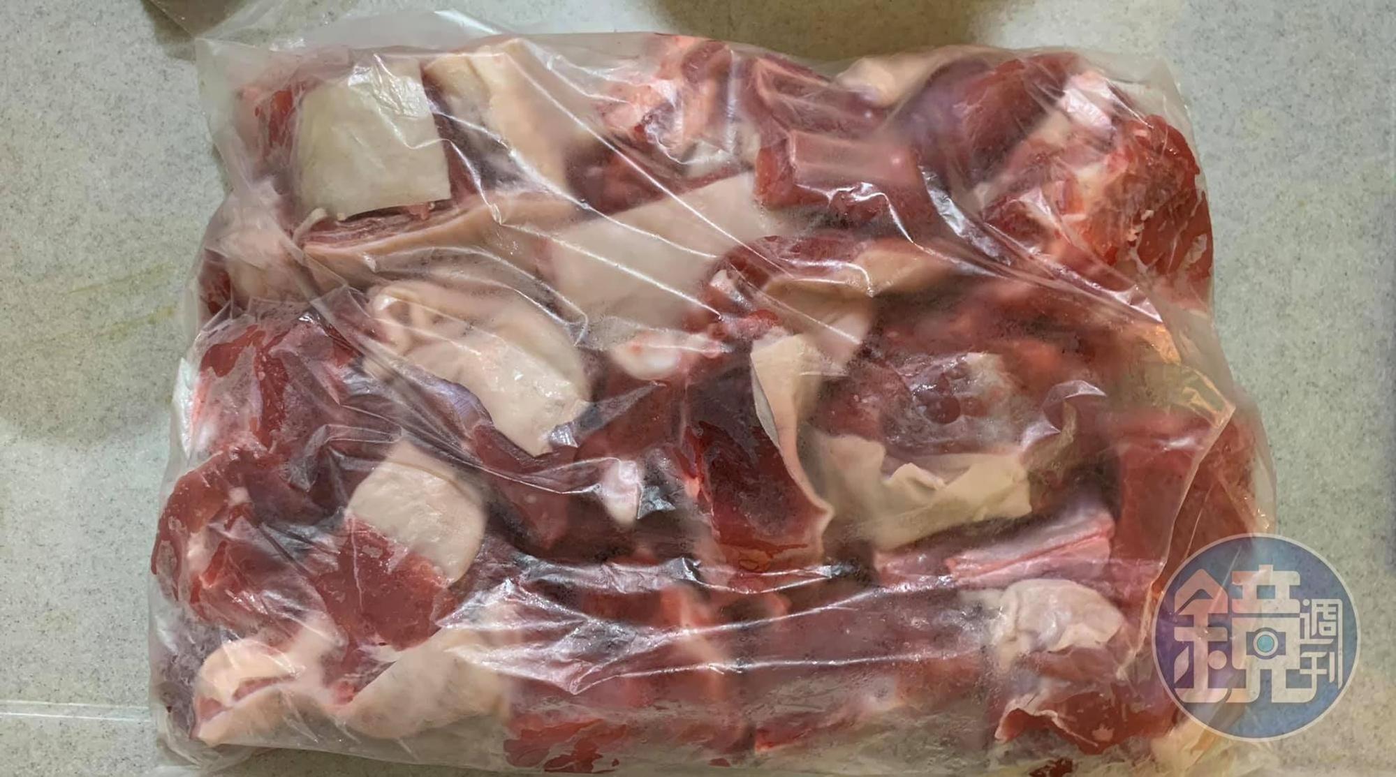 綜合前後腿、肚腩的羊肉帶皮帶骨2斤半。