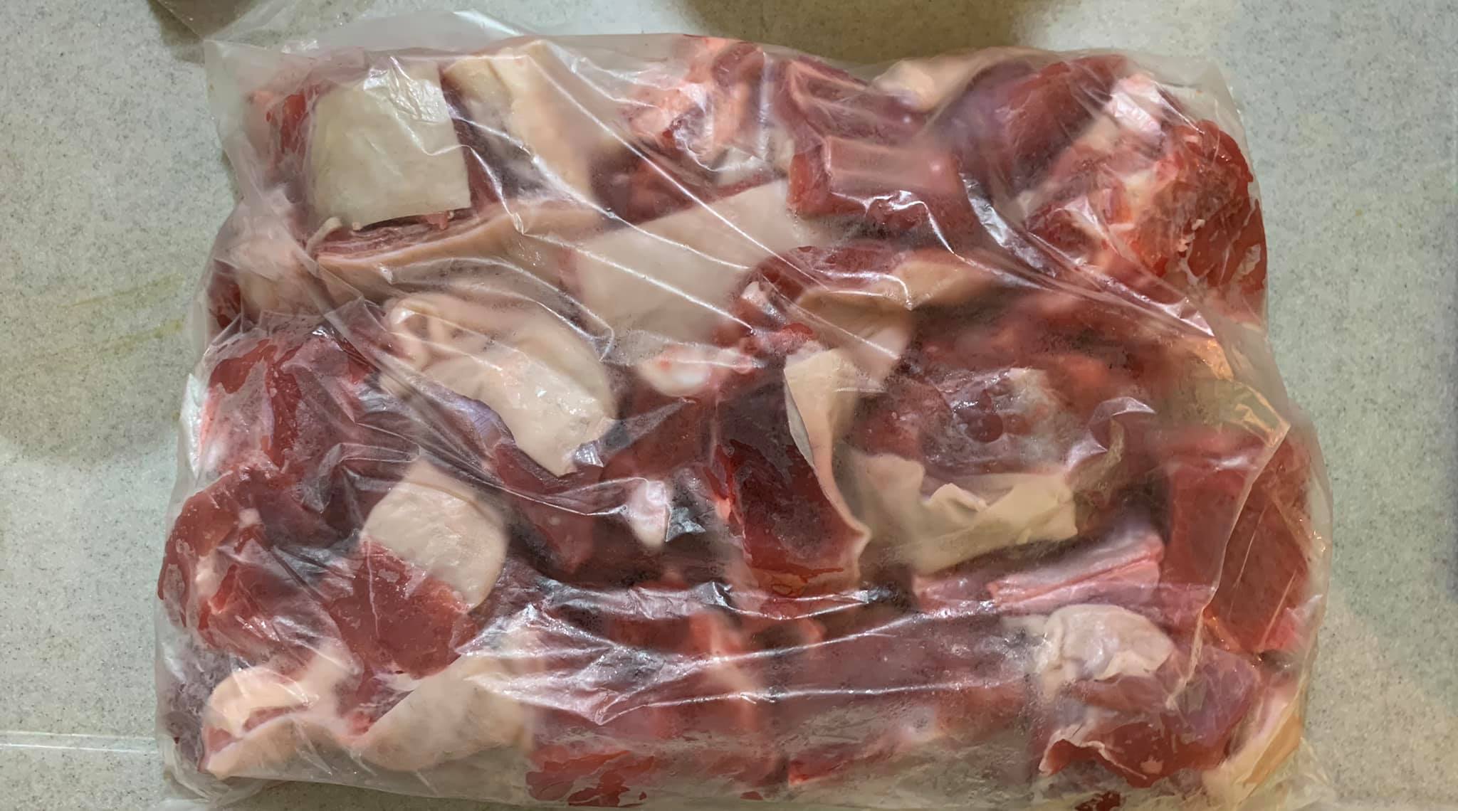 綜合前後腿、肚腩的羊肉帶皮帶骨2斤半。