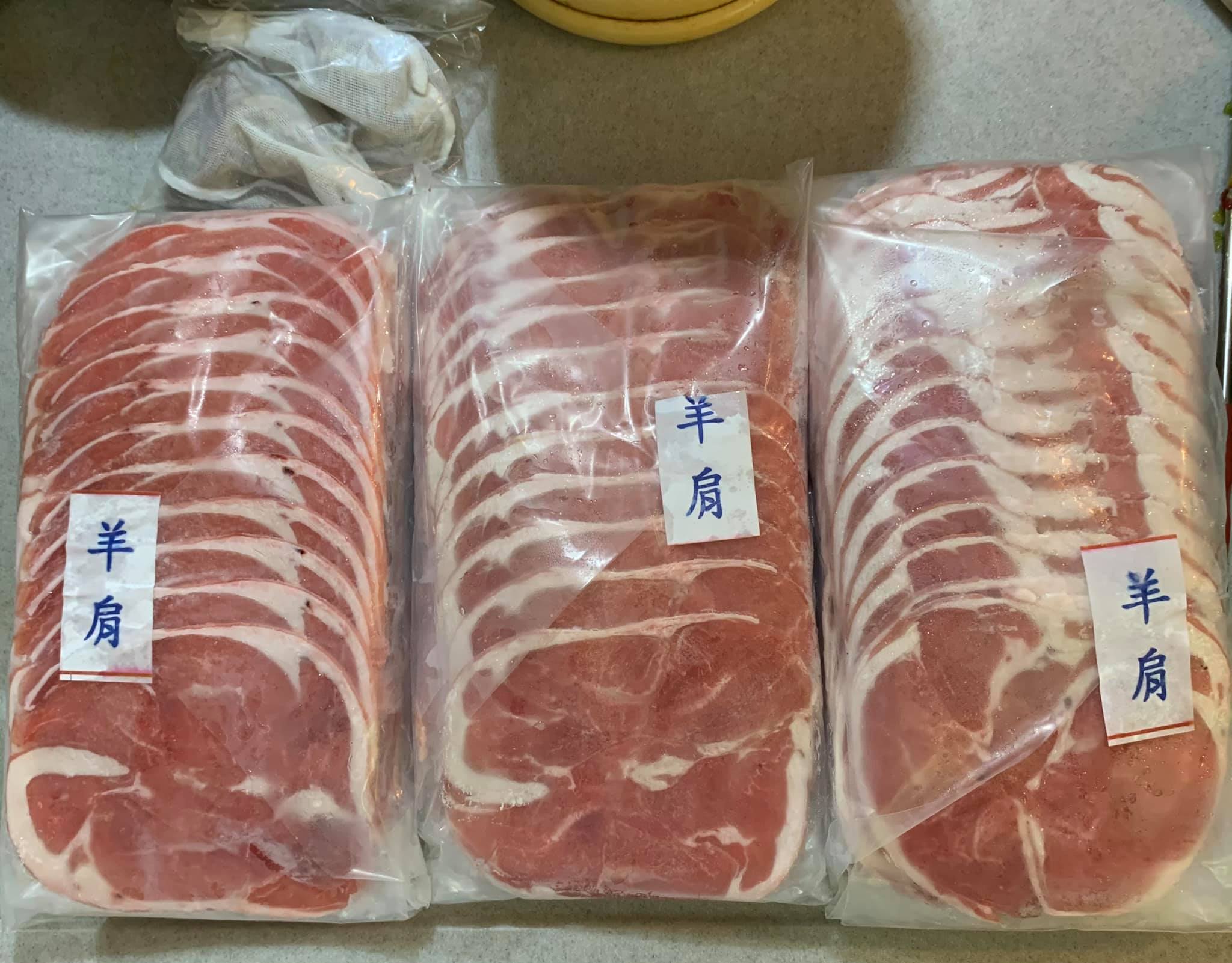 羊肩肉薄切片準備3包,後來吃了2包。