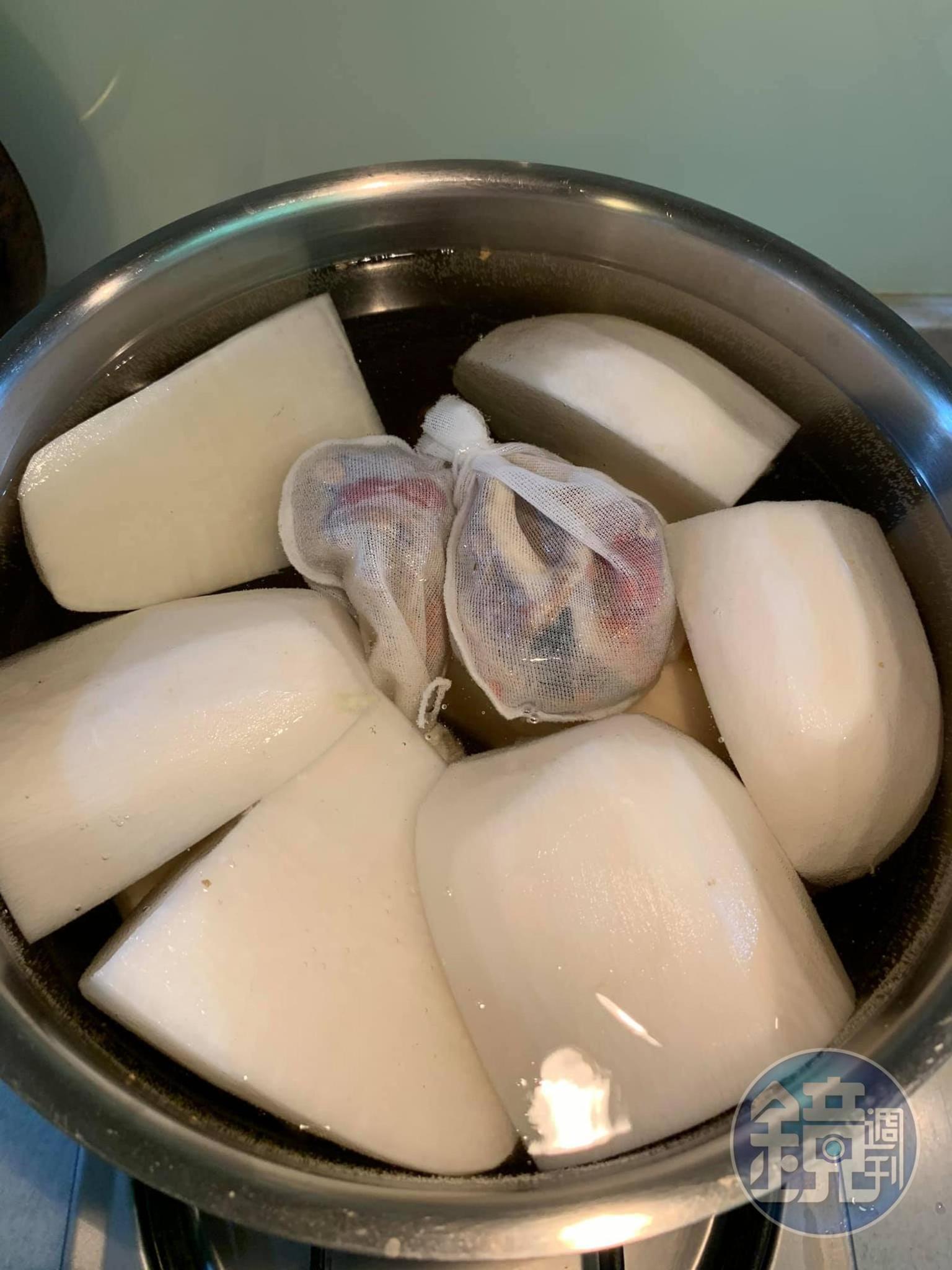 大鍋煮白蘿蔔。