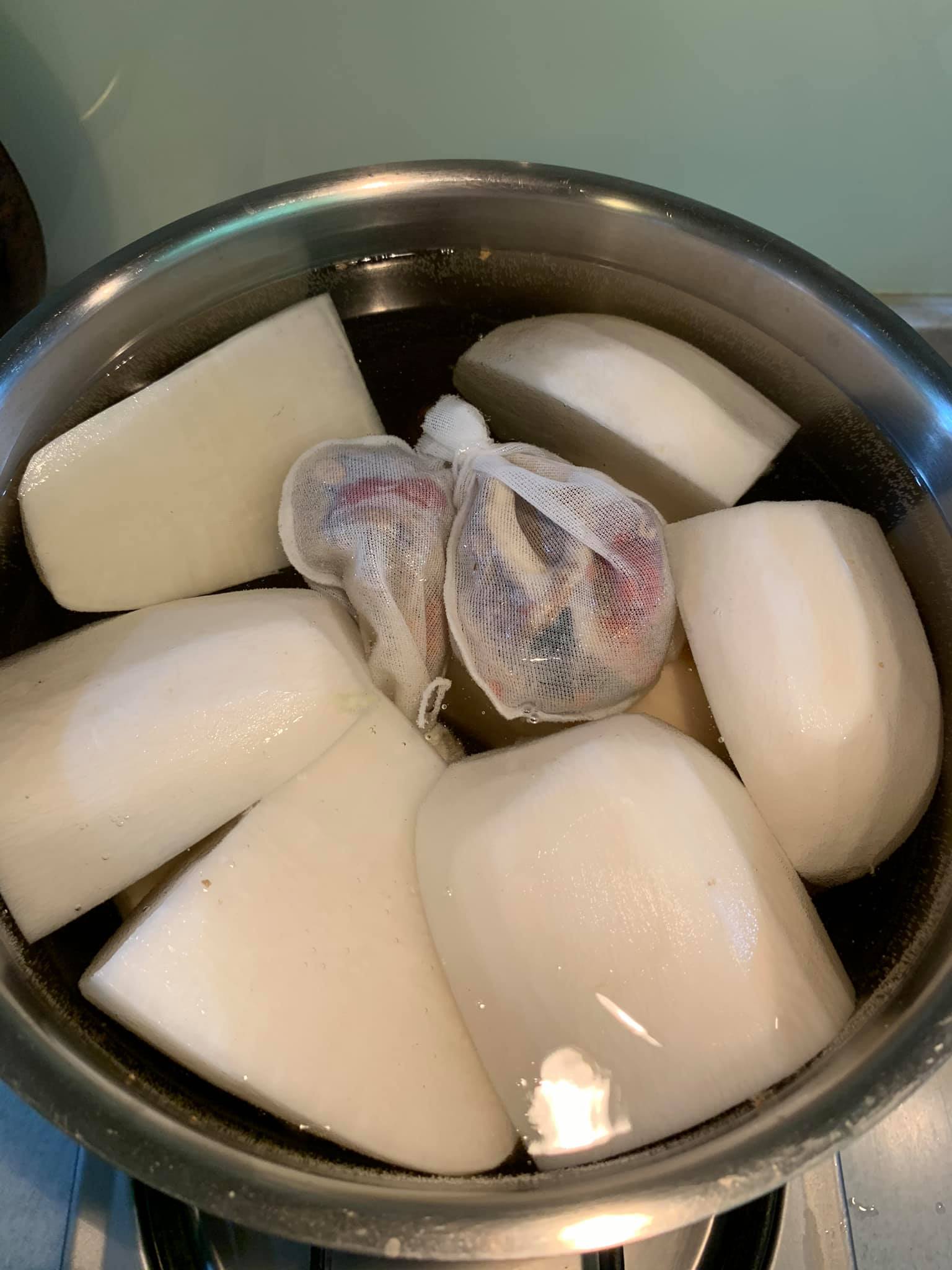 大鍋煮白蘿蔔。
