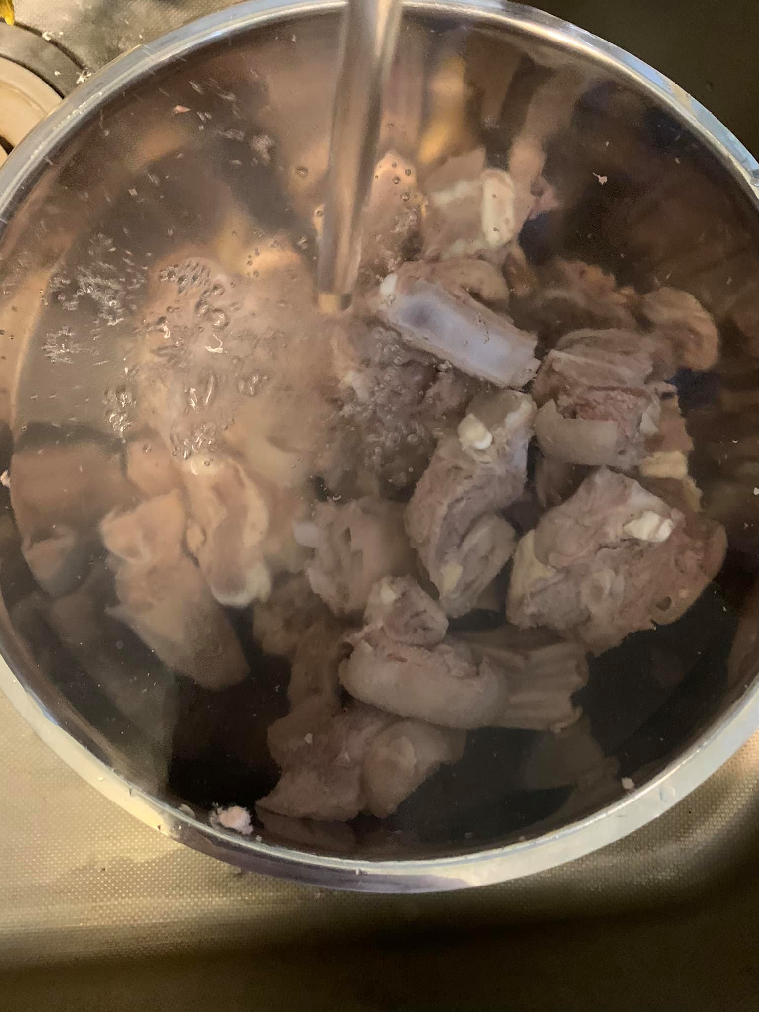 汆燙過的羊肉要沖水。