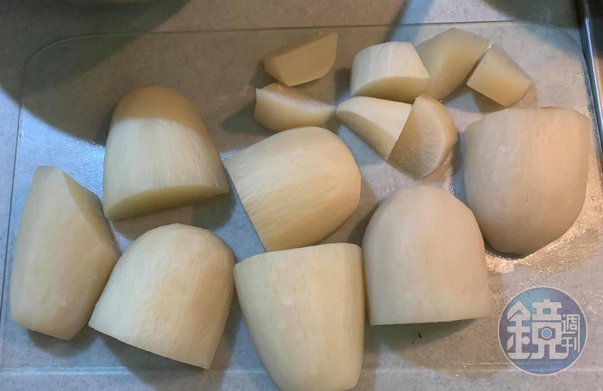 煮1個半小時後,大塊蘿蔔取出切小塊。