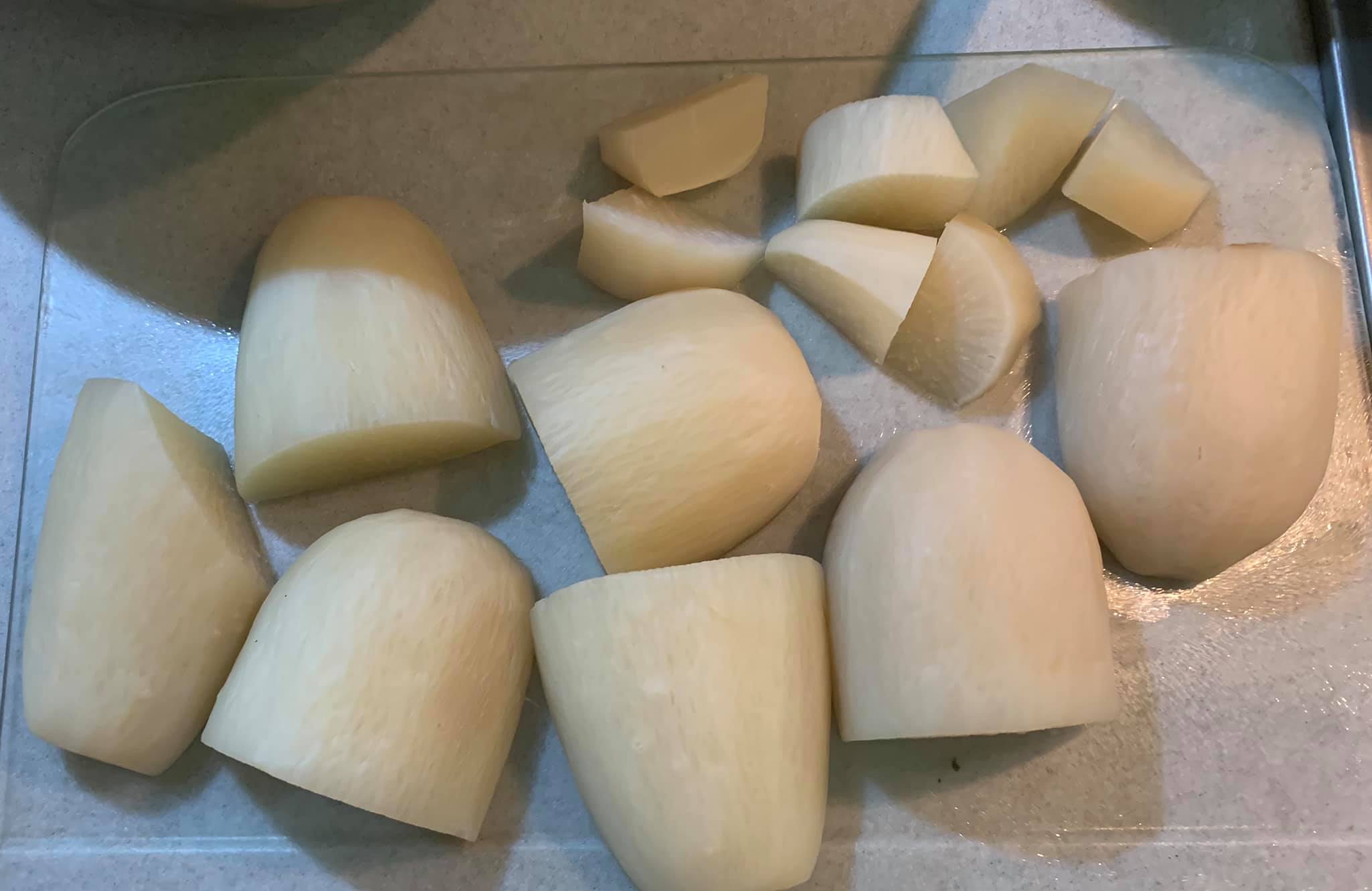 煮1個半小時後,大塊蘿蔔取出切小塊。