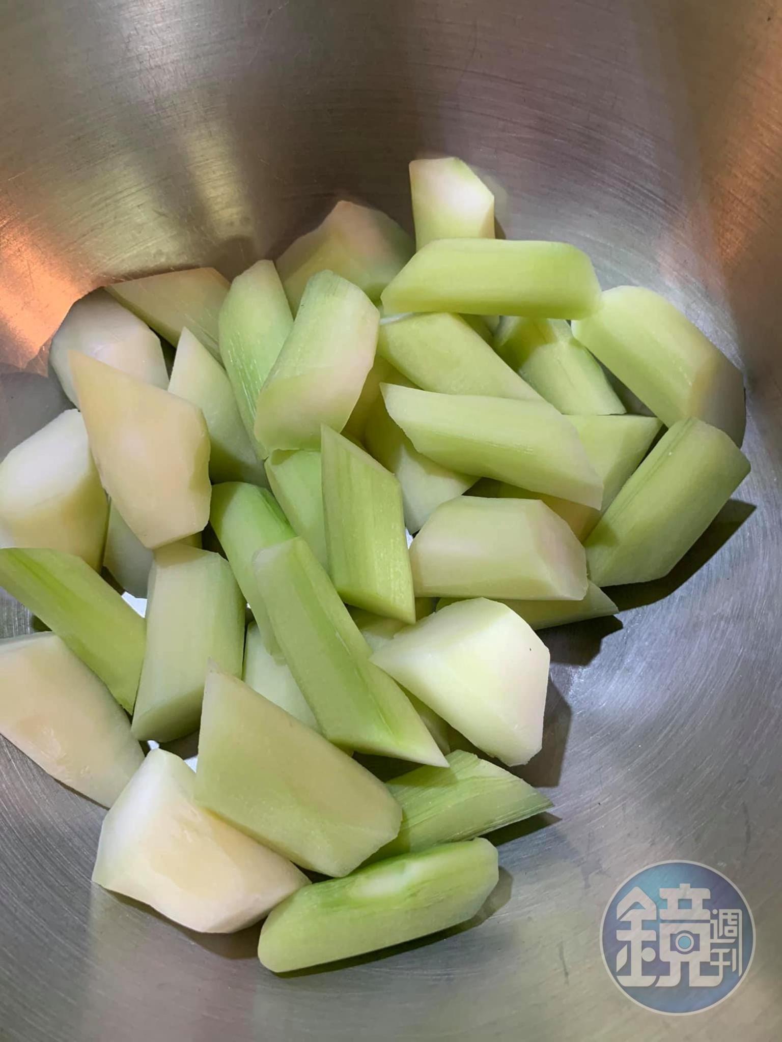 菜心切段。