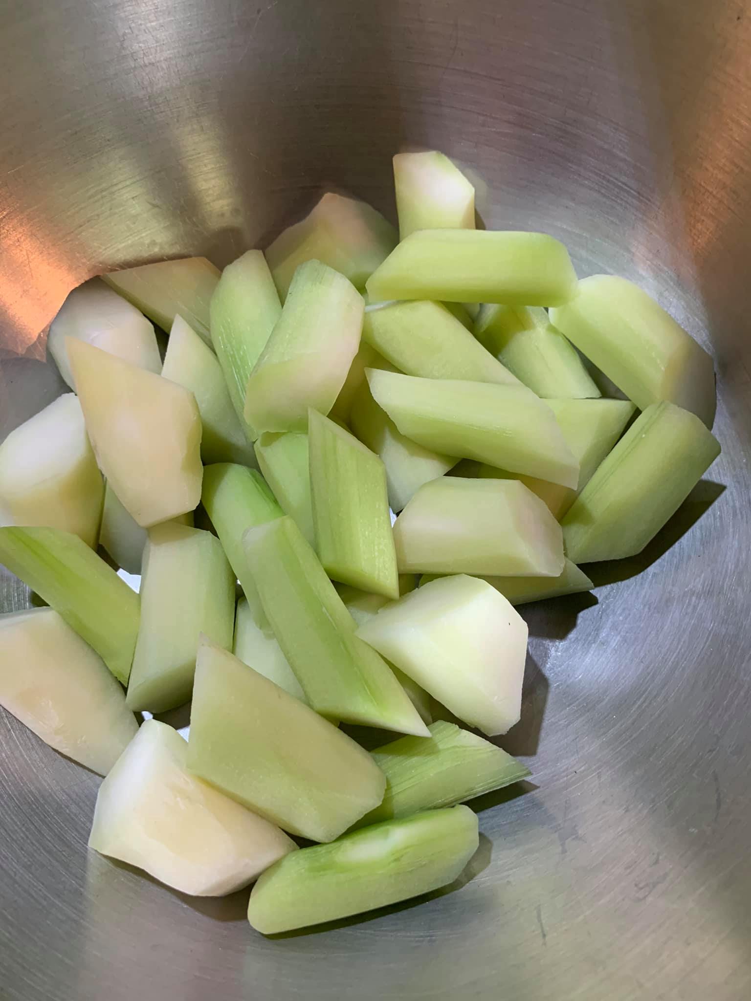 菜心切段。