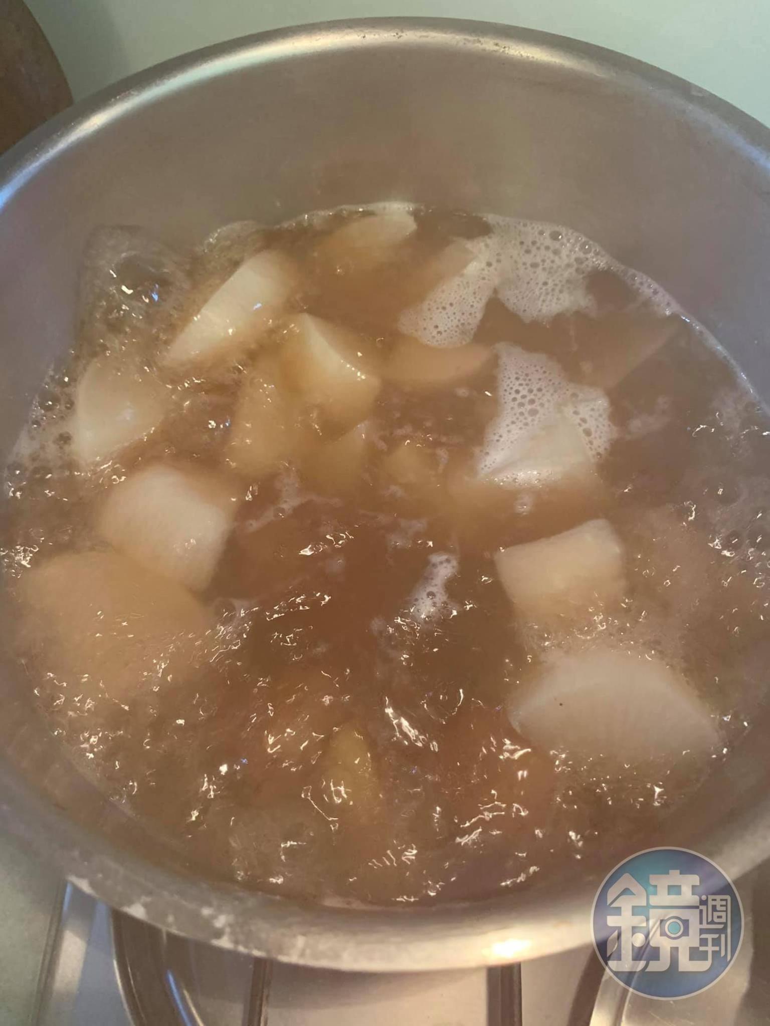 煮好,湯頭的淡金色是滷包的中藥材造成的,可沒加醬油喔。