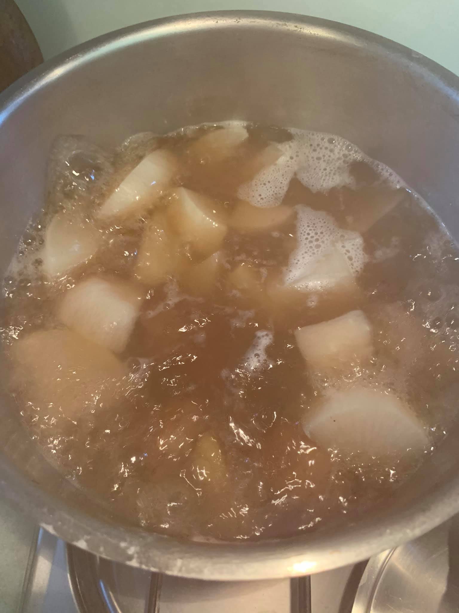 煮好,湯頭的淡金色是滷包的中藥材造成的,可沒加醬油喔。