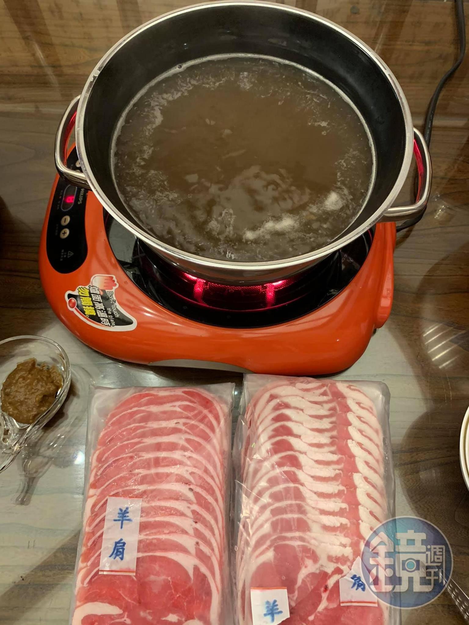 用原高湯涮羊肩切片。